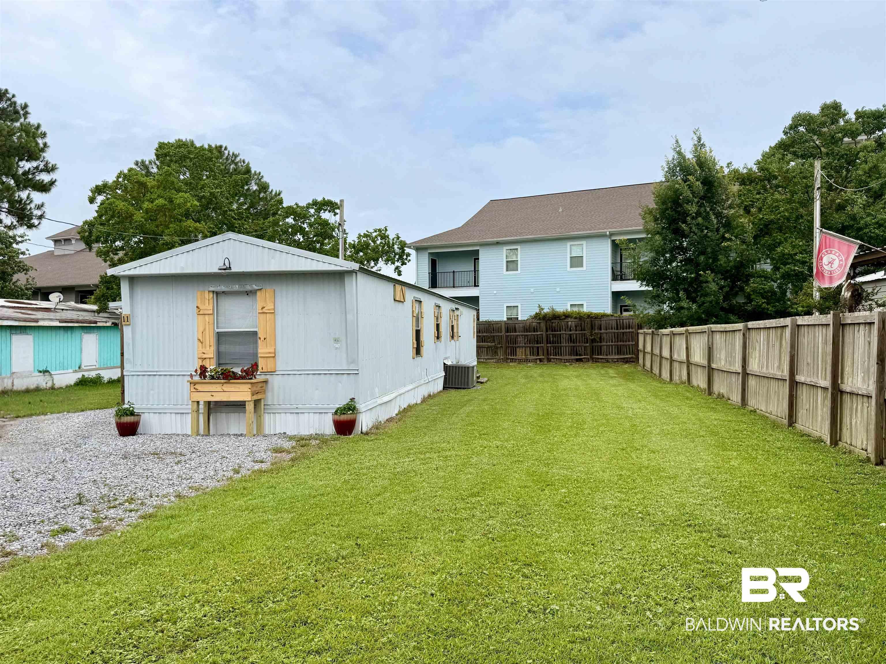 Image 4: Spacious Yard