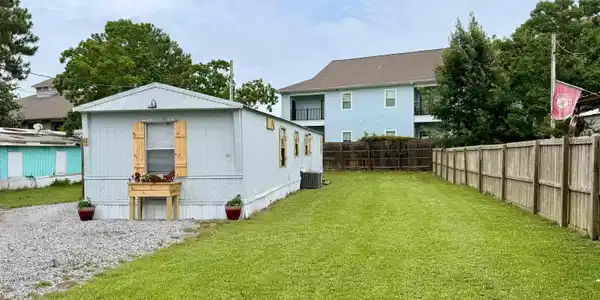 Image 4: Spacious Yard