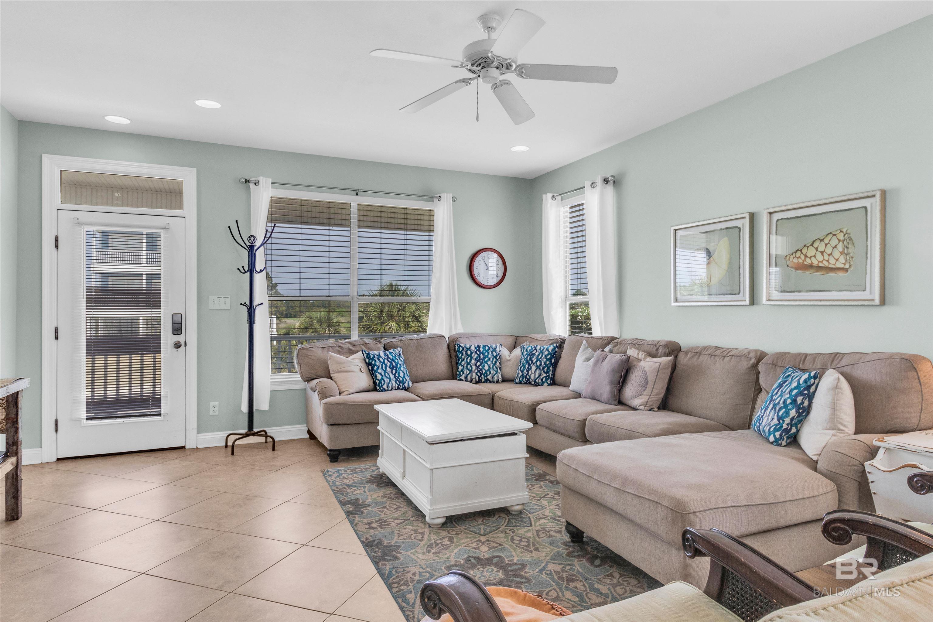 Image 4: Living Room