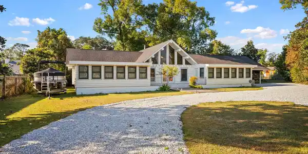 2221 Club House Drive