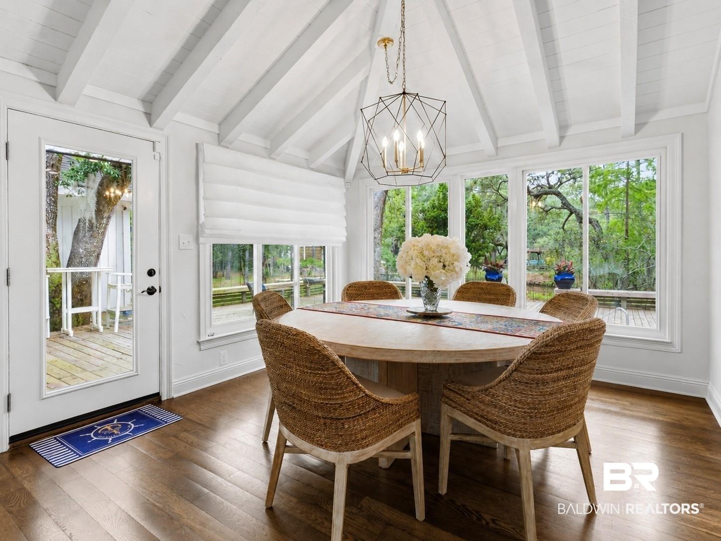 Image 3: Breakfast Room