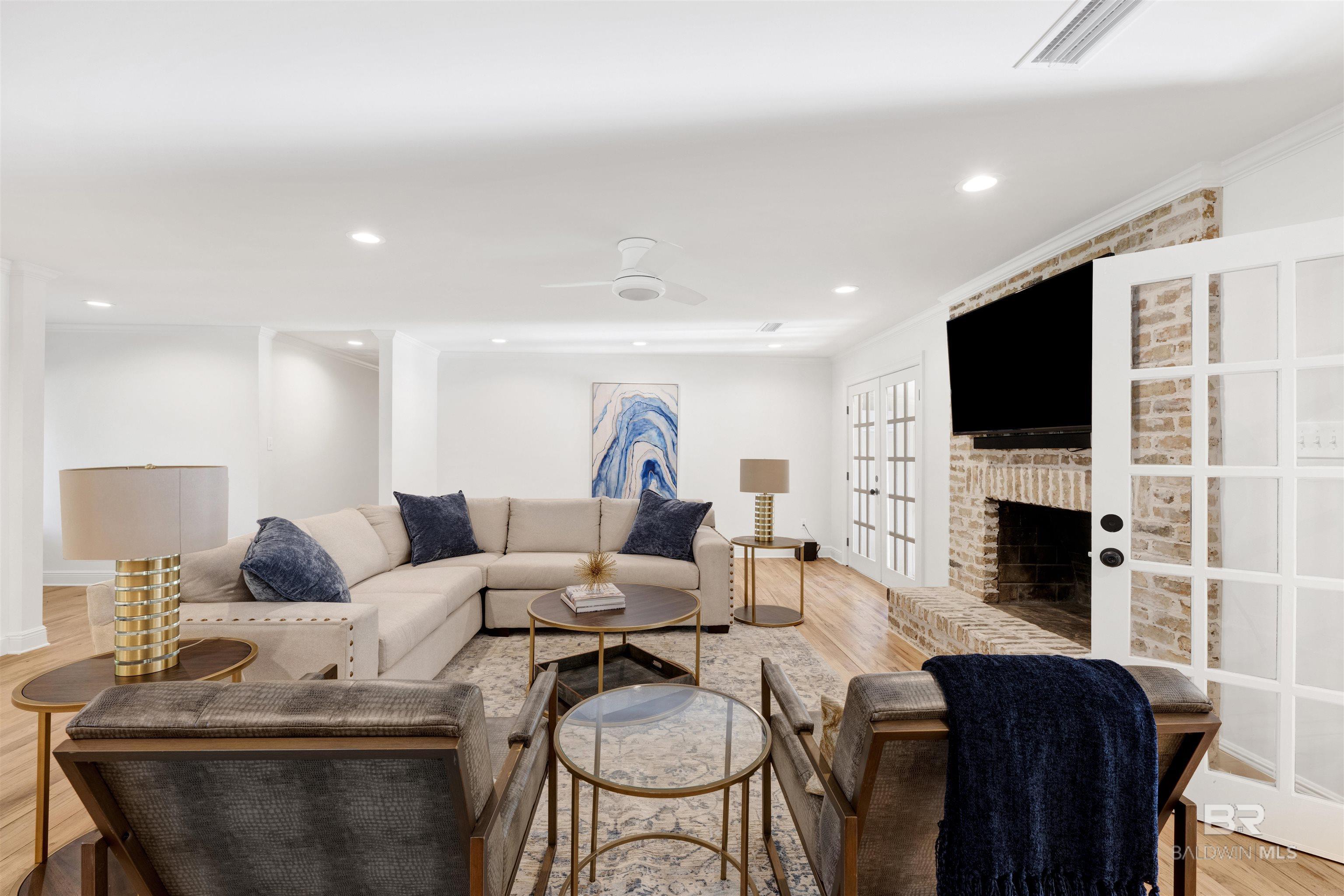 Image 3: Living Room