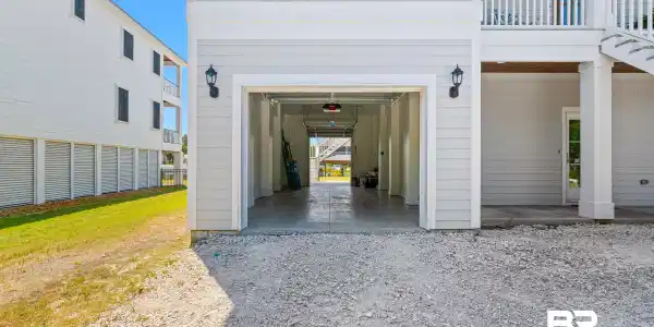 Image 3: Garage #1