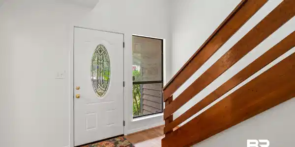Image 4: Foyer Entry