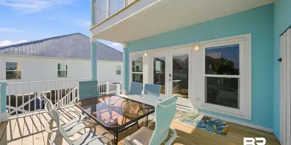 Image 4: Main level Deck and Entry