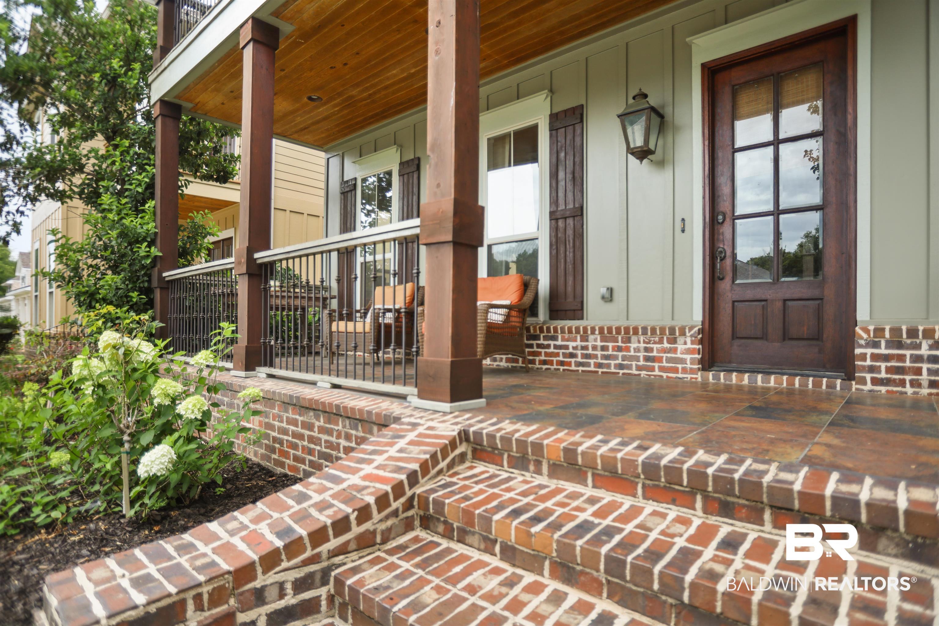 Image 3: Exterior entry