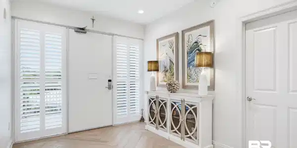 Image 4: Foyer