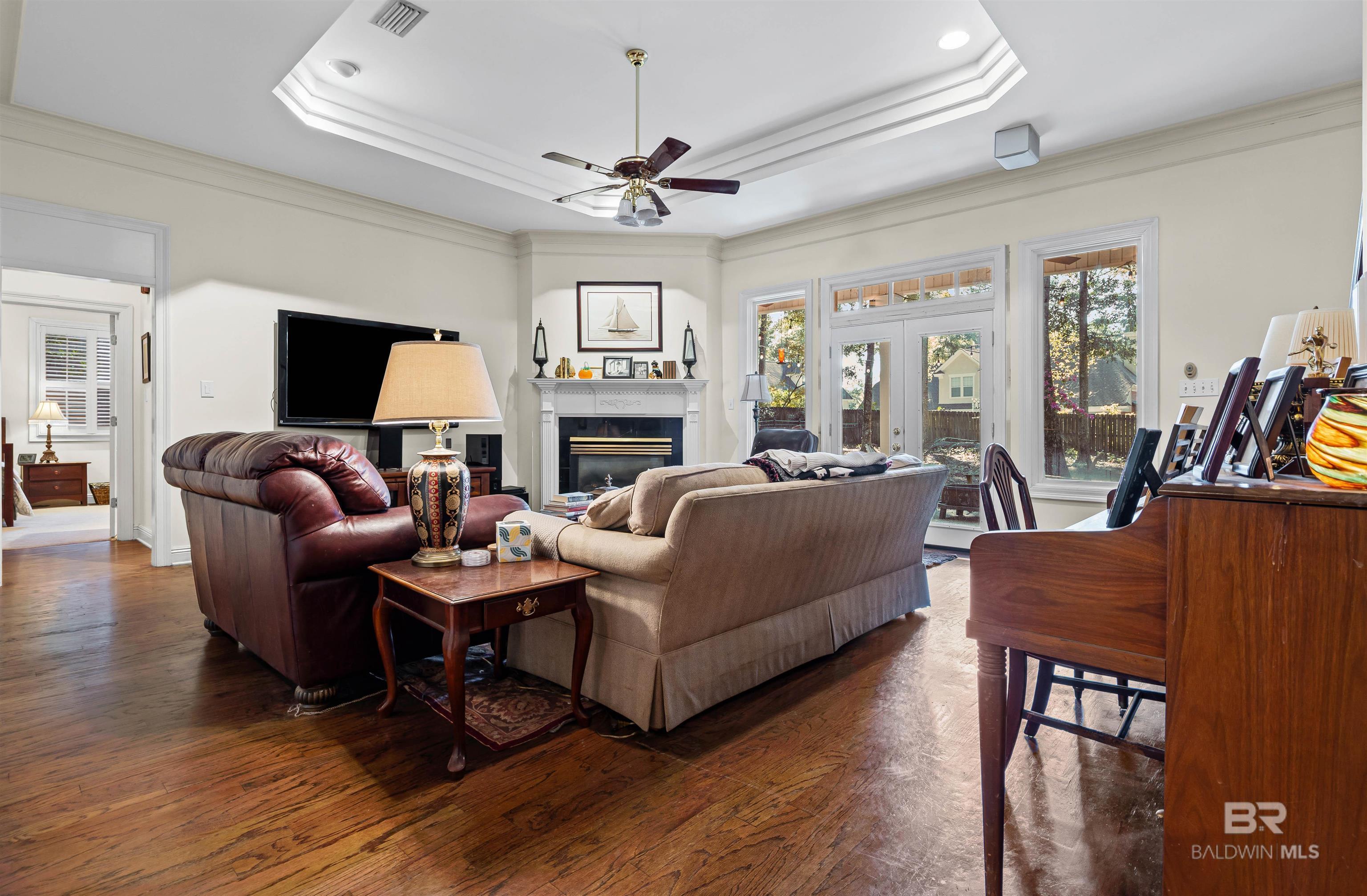 Image 3: Living Room