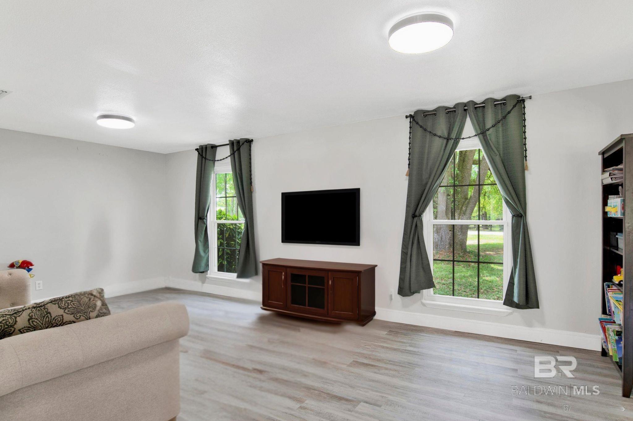 Image 4: Living Room