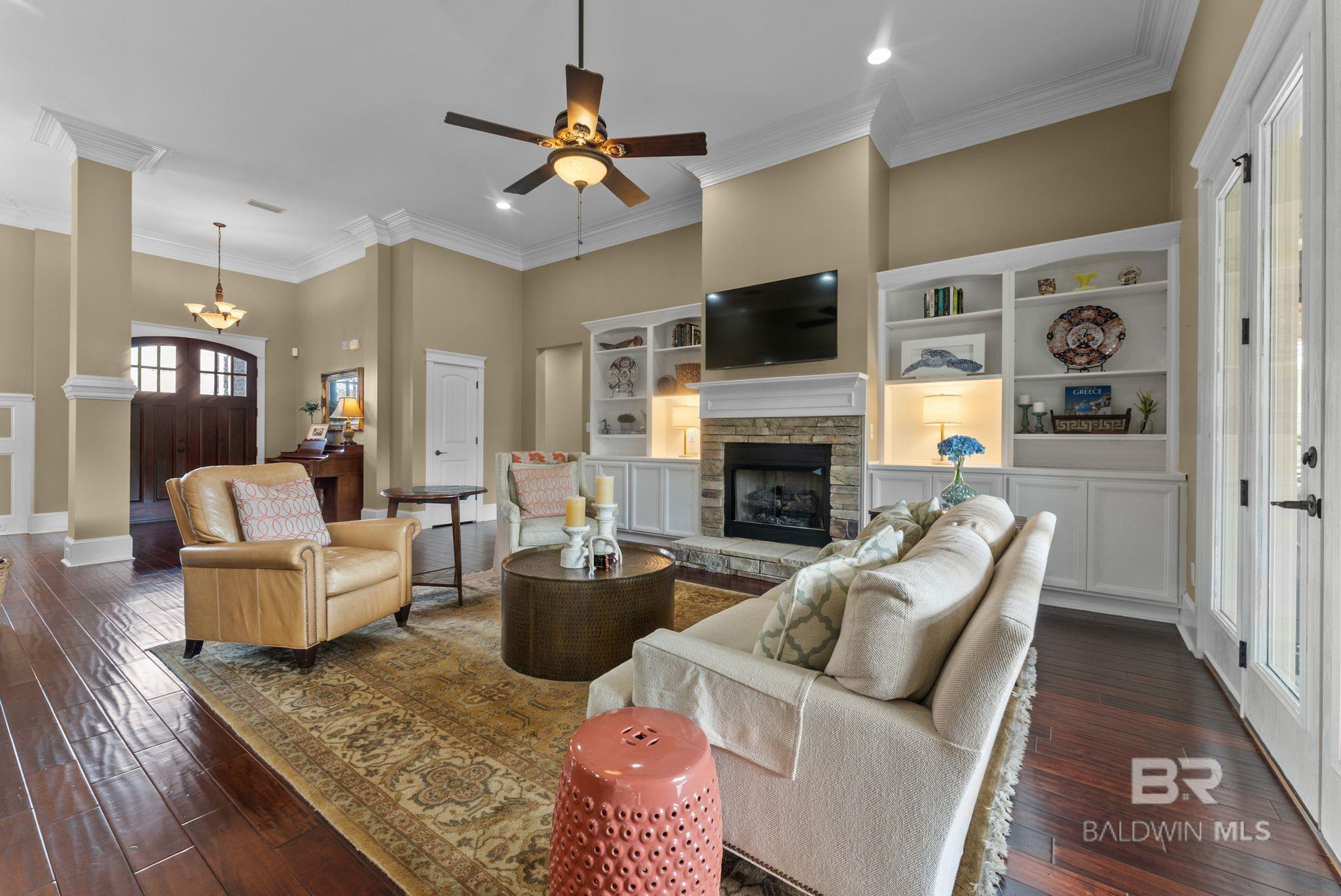 Image 4: Living Room