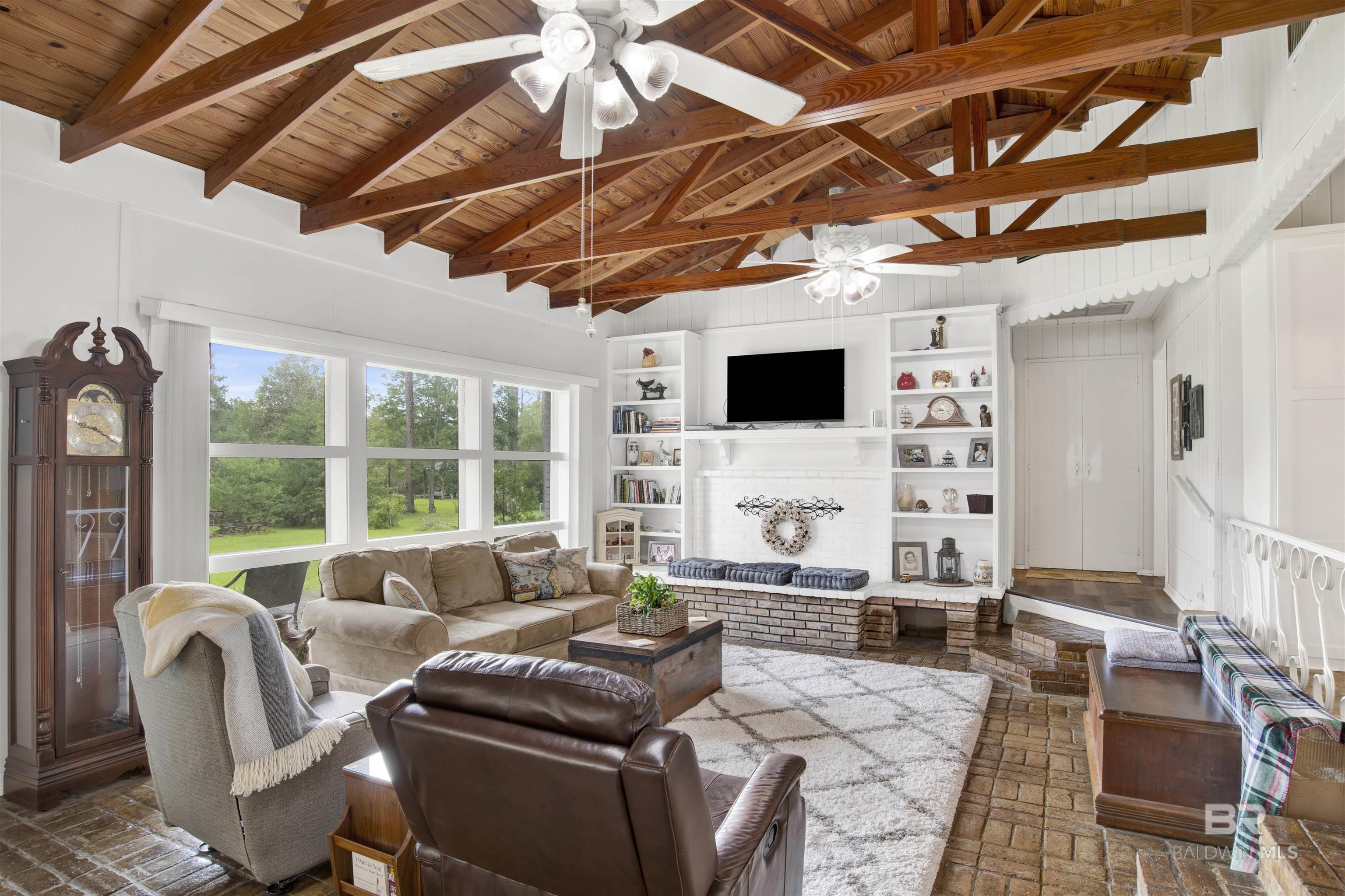 Image 4: Living Room