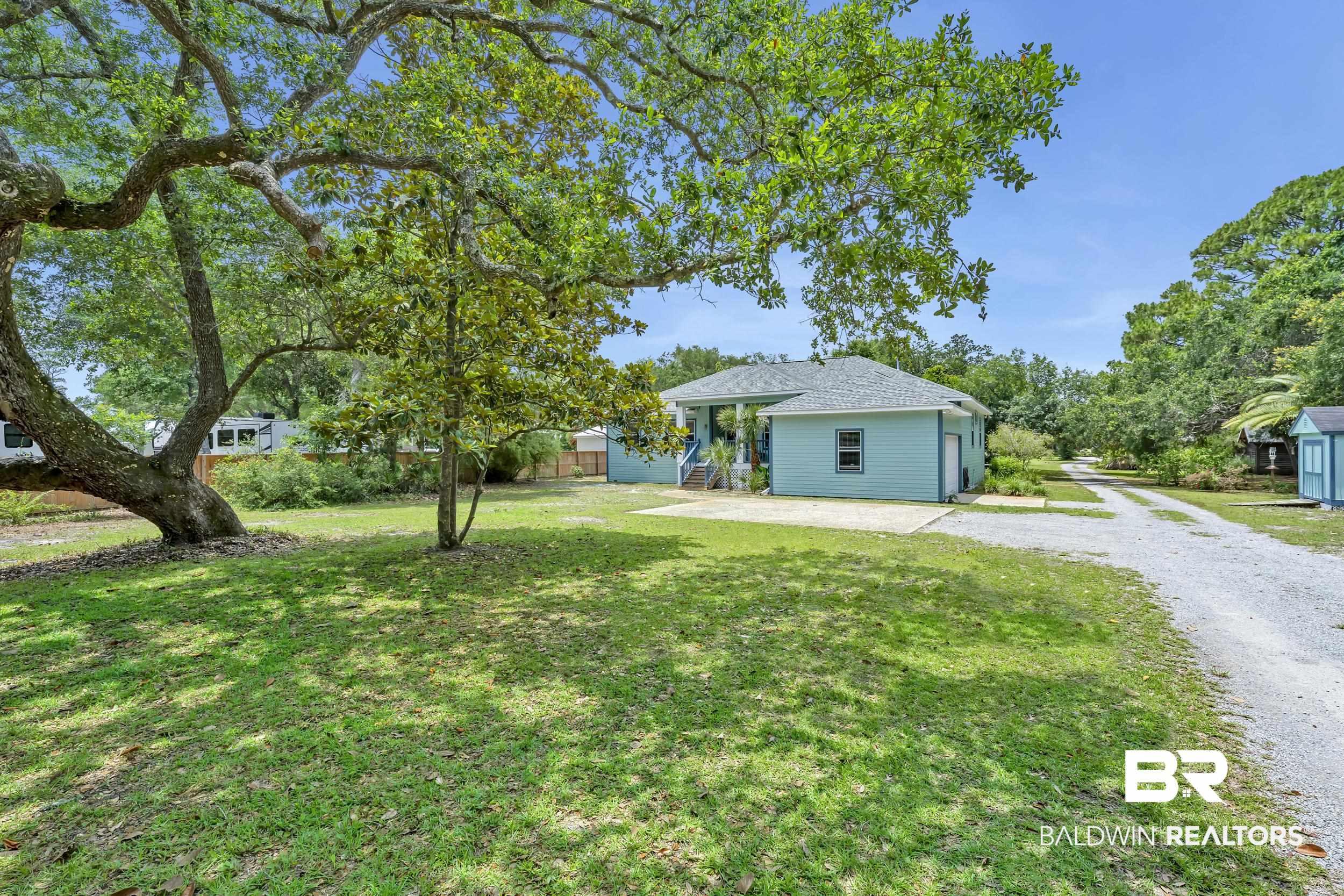Image 2: Expansive front yard featuring a large mature tree with extensive branches
