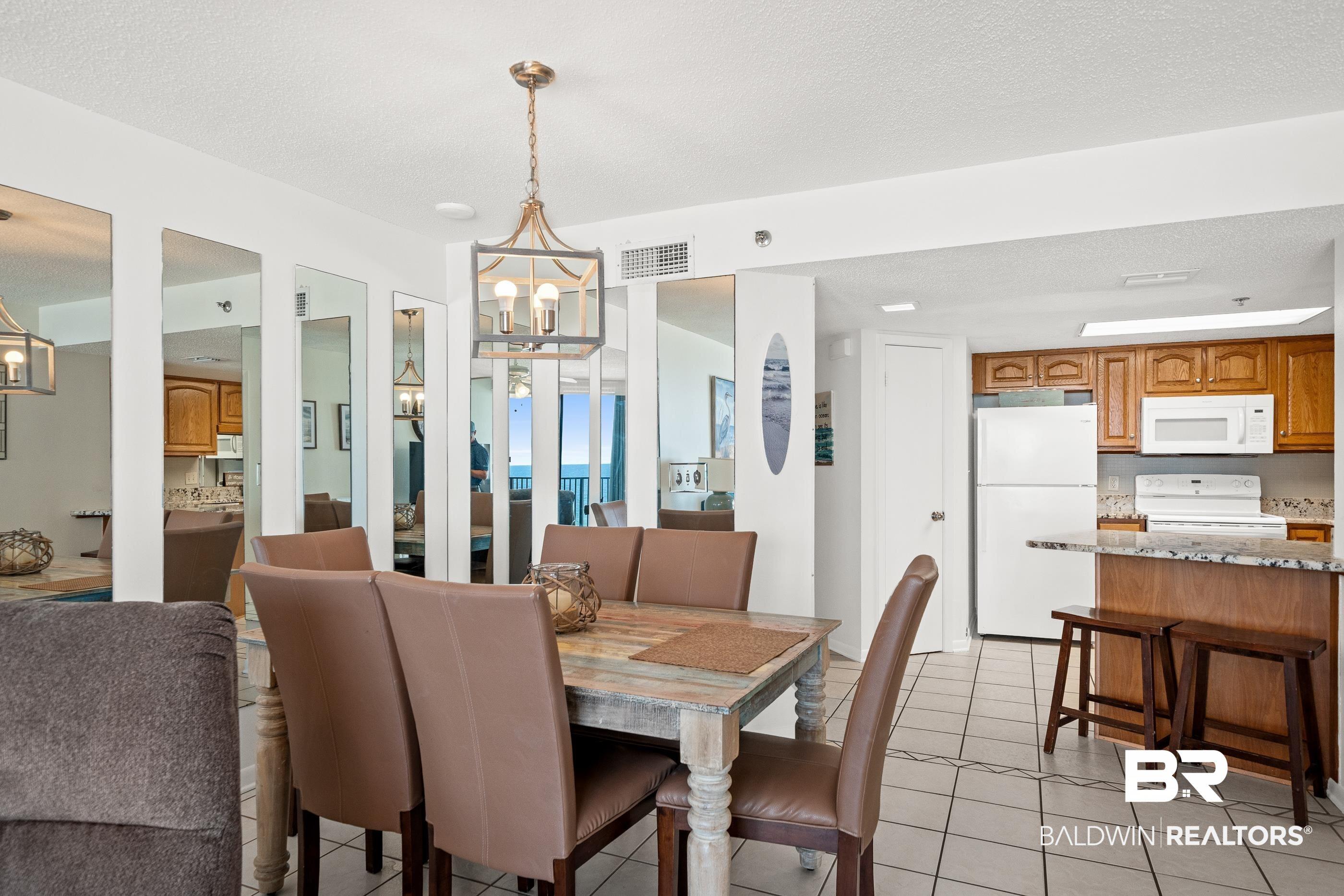 Image 4: Dining area