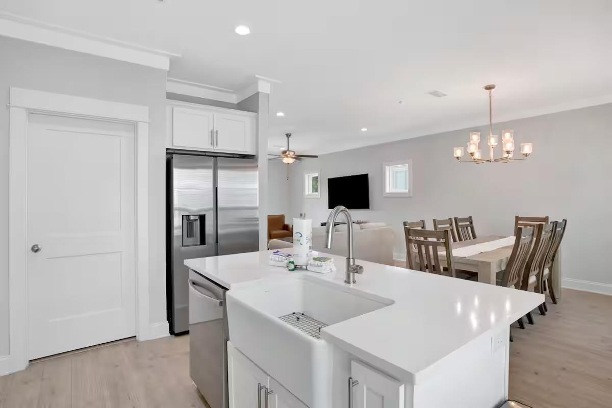 Image 4: Kitchen