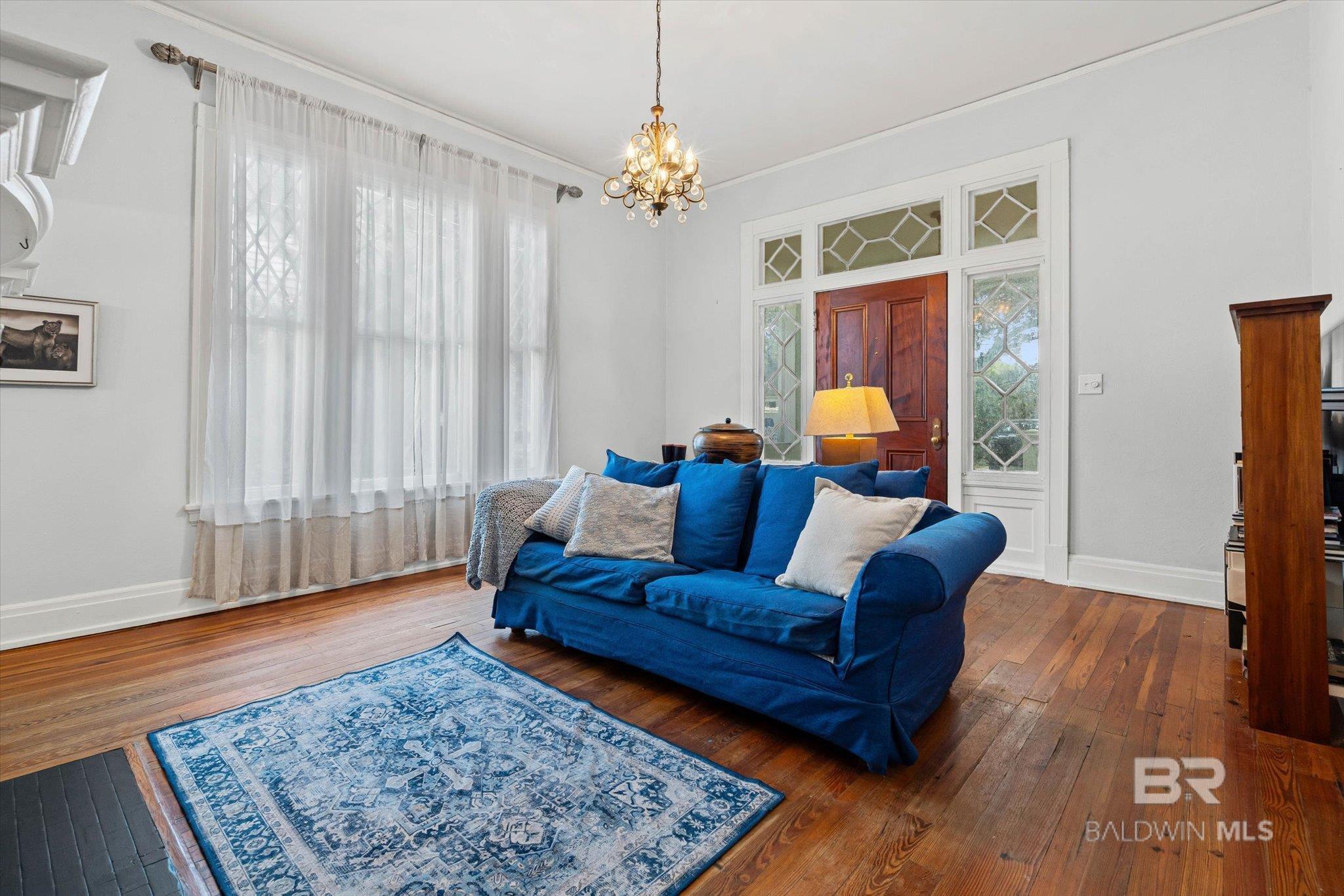 Image 4: Living Room