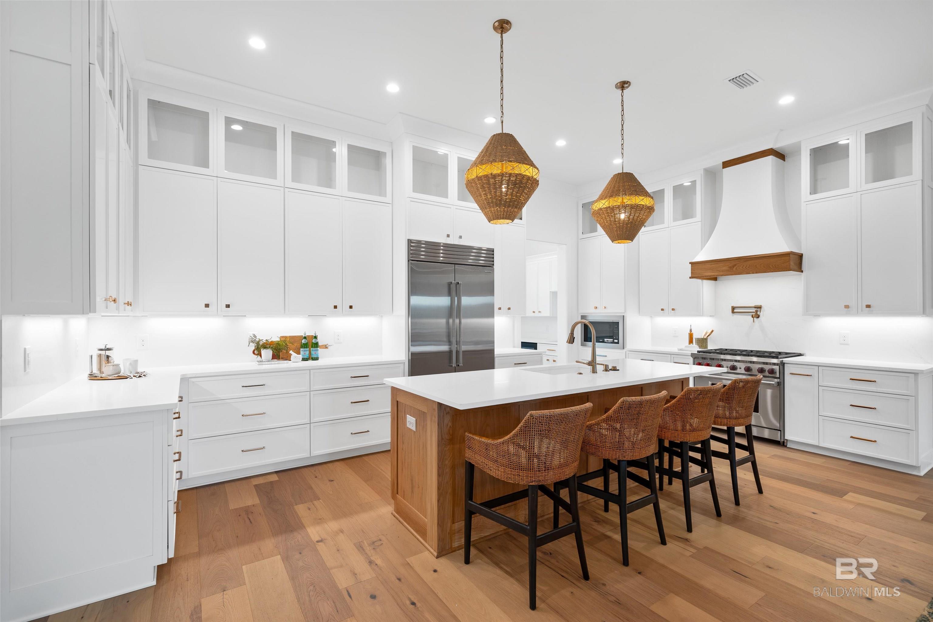 Image 4: Quartz Countertops and Backsplash