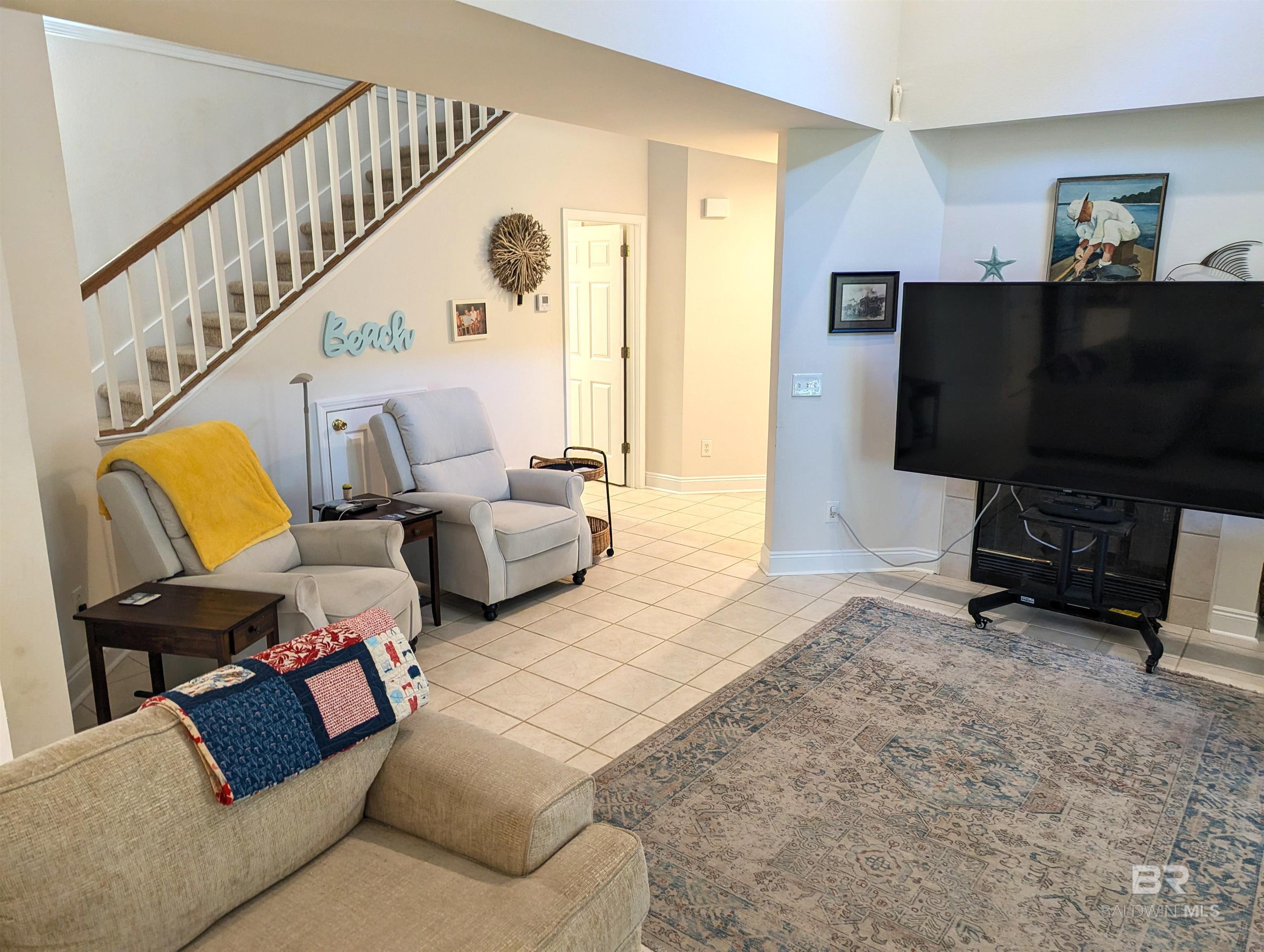 Image 4: Living Room