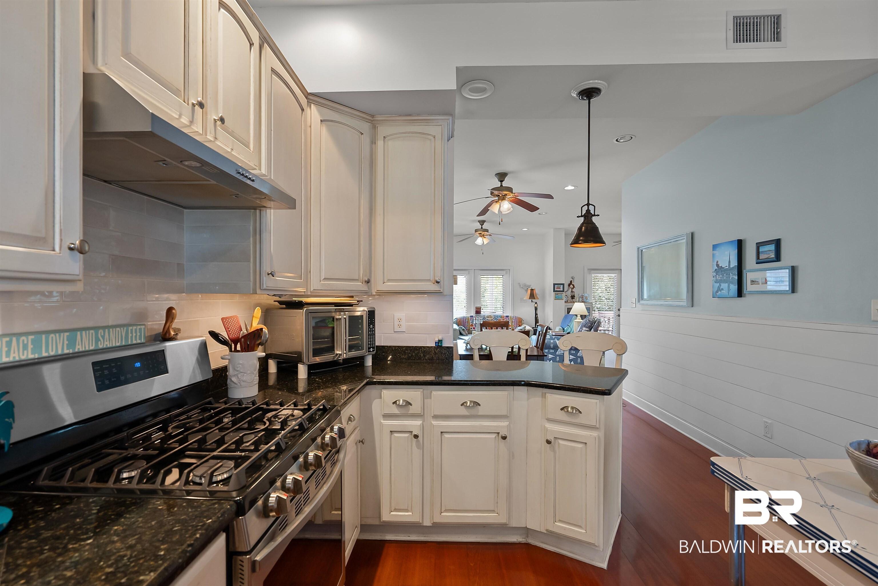 Image 4: Kitchen and bar