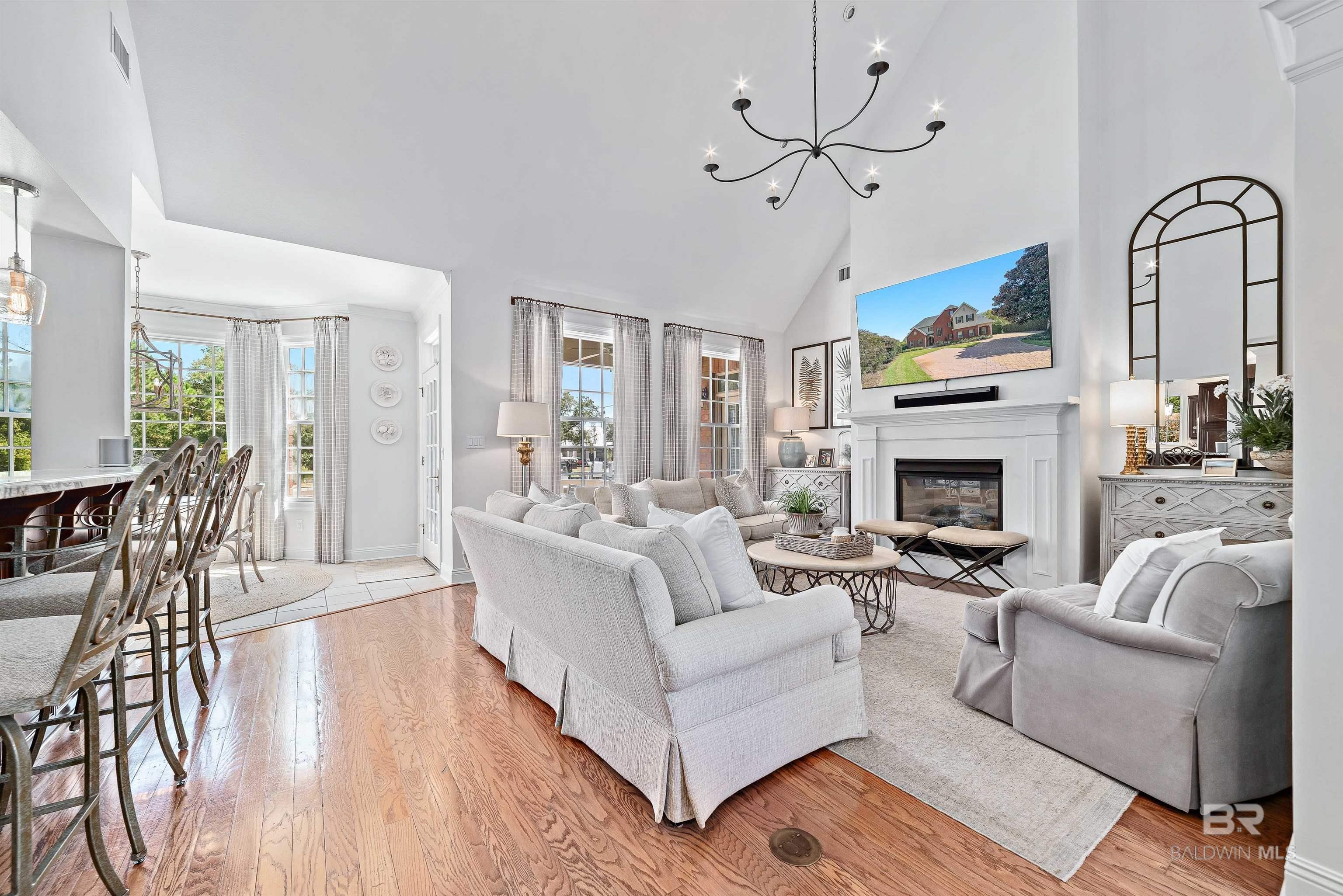 Image 3: Living Room