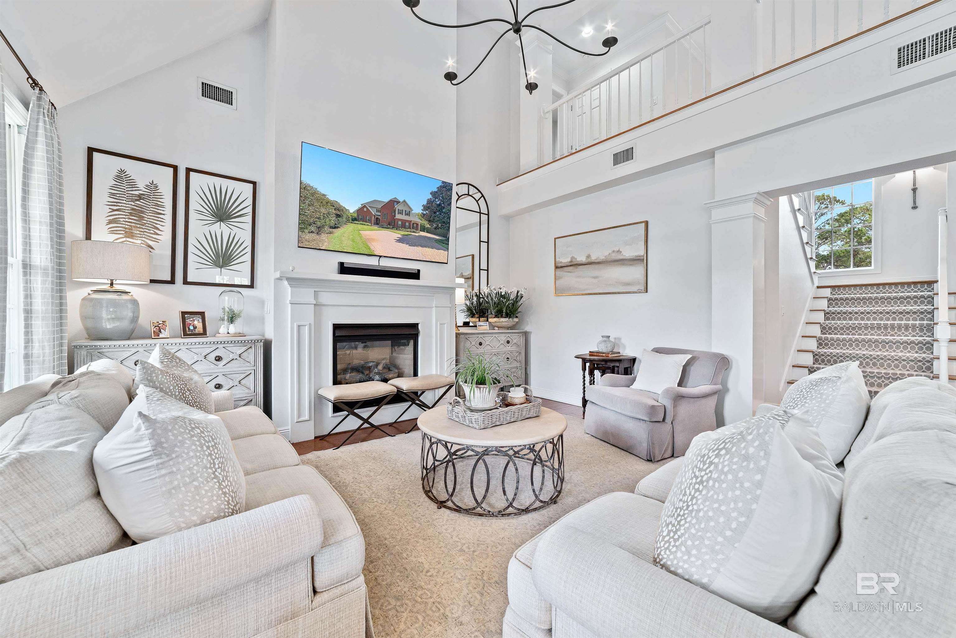 Image 4: Living Room