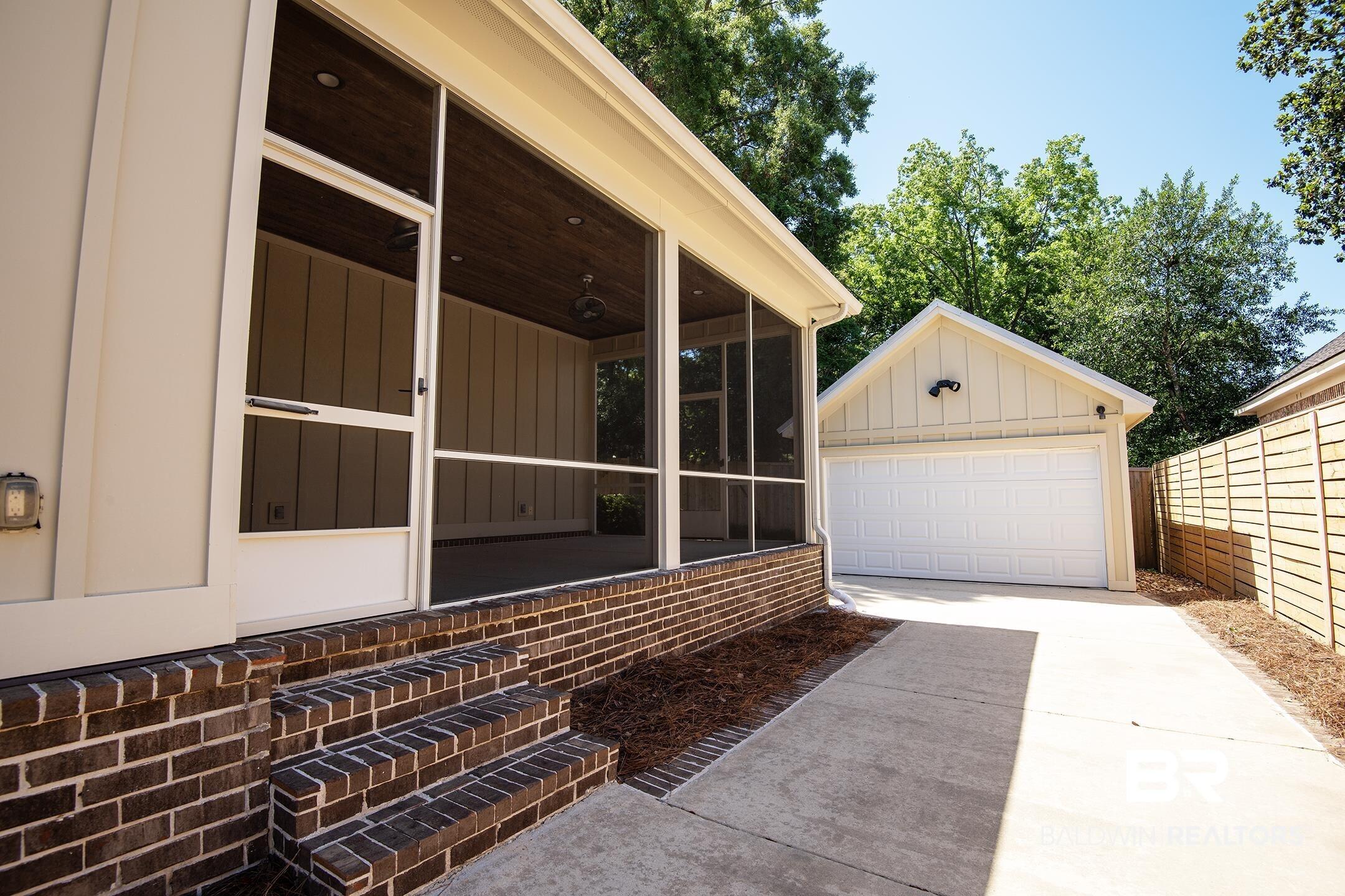Image 4: Screened porch, garage