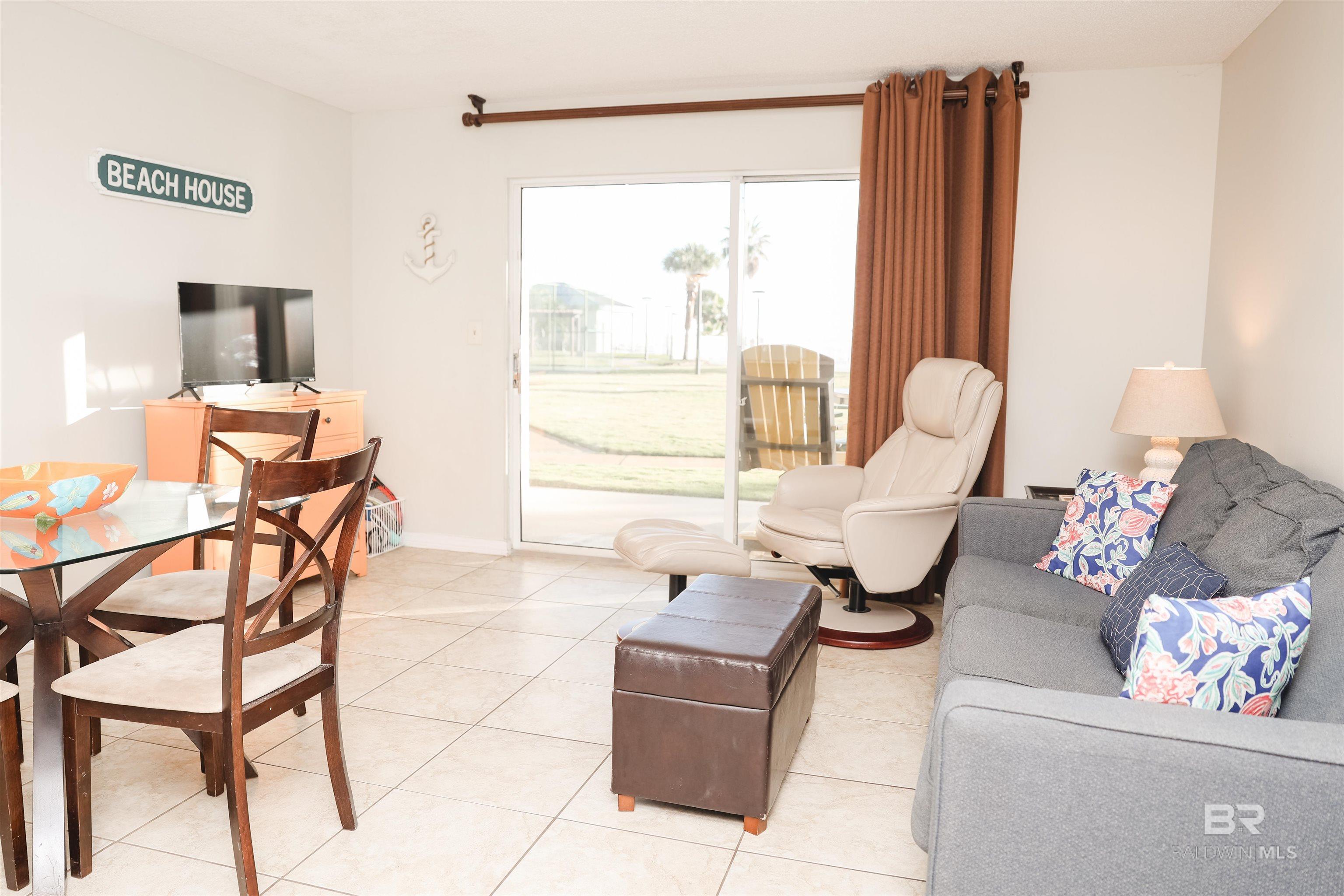 Image 4: Living Room