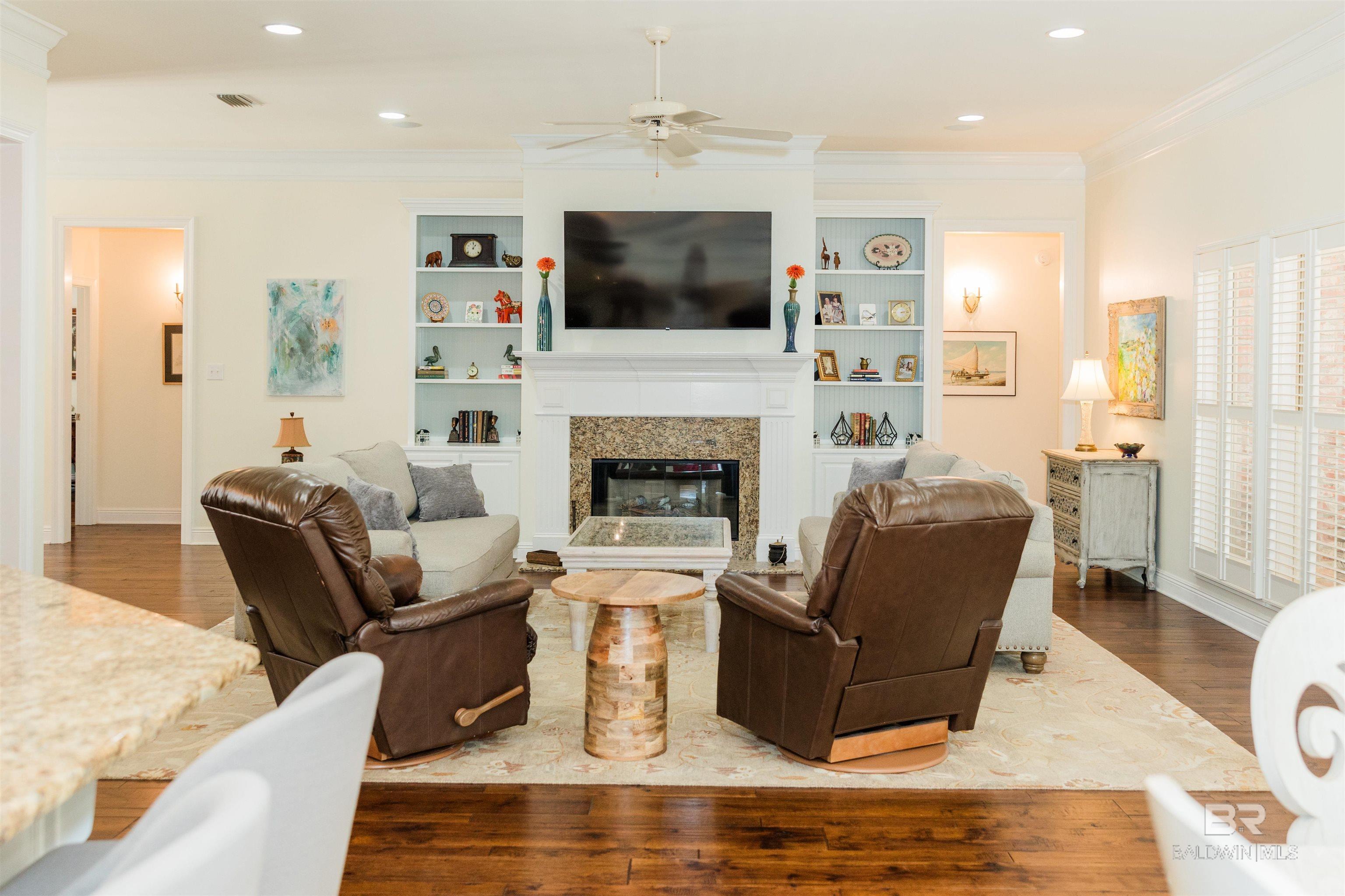 Image 4: Living Room