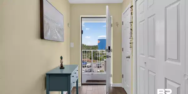 Image 4: Entrance foyer