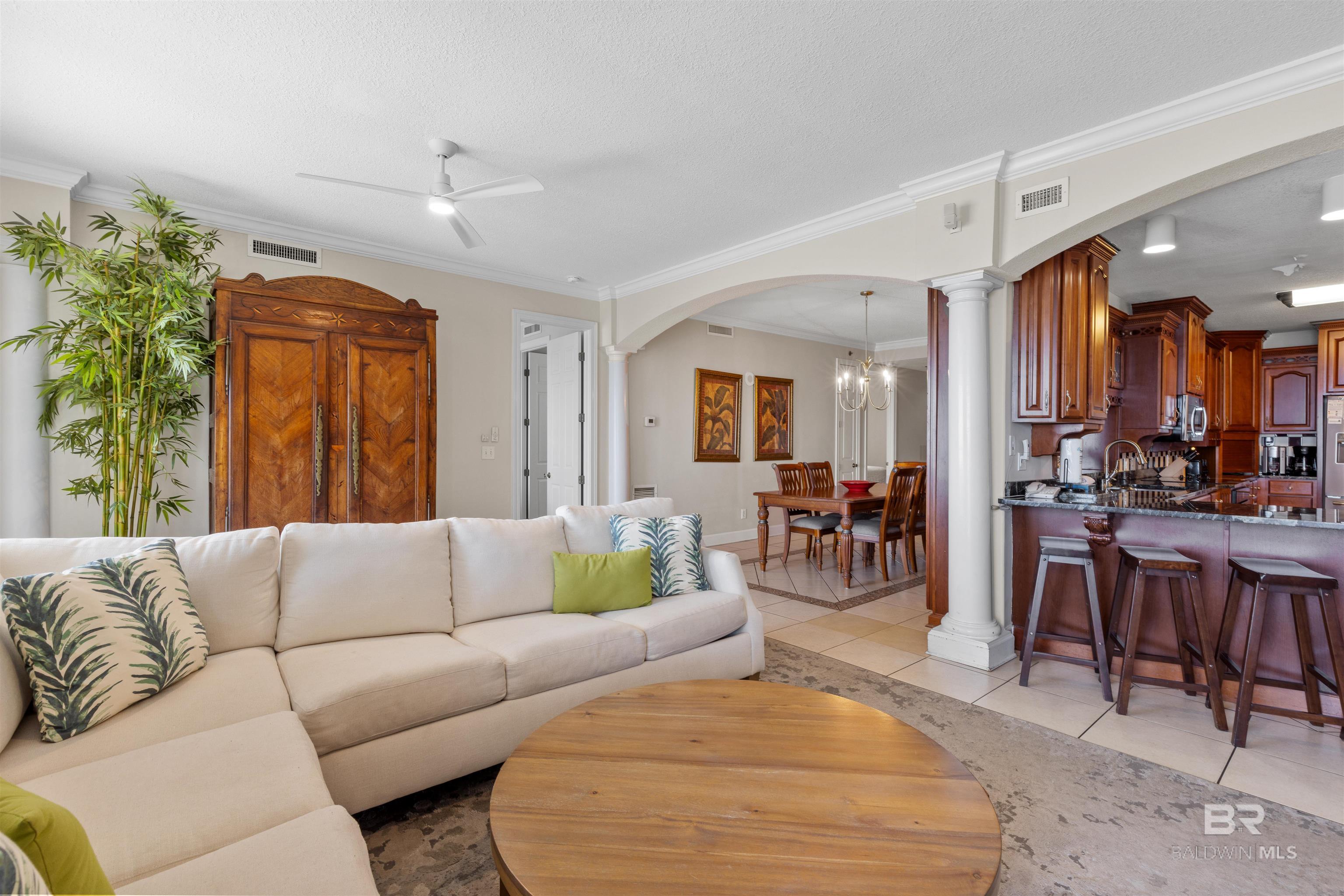 Image 4: Living Room