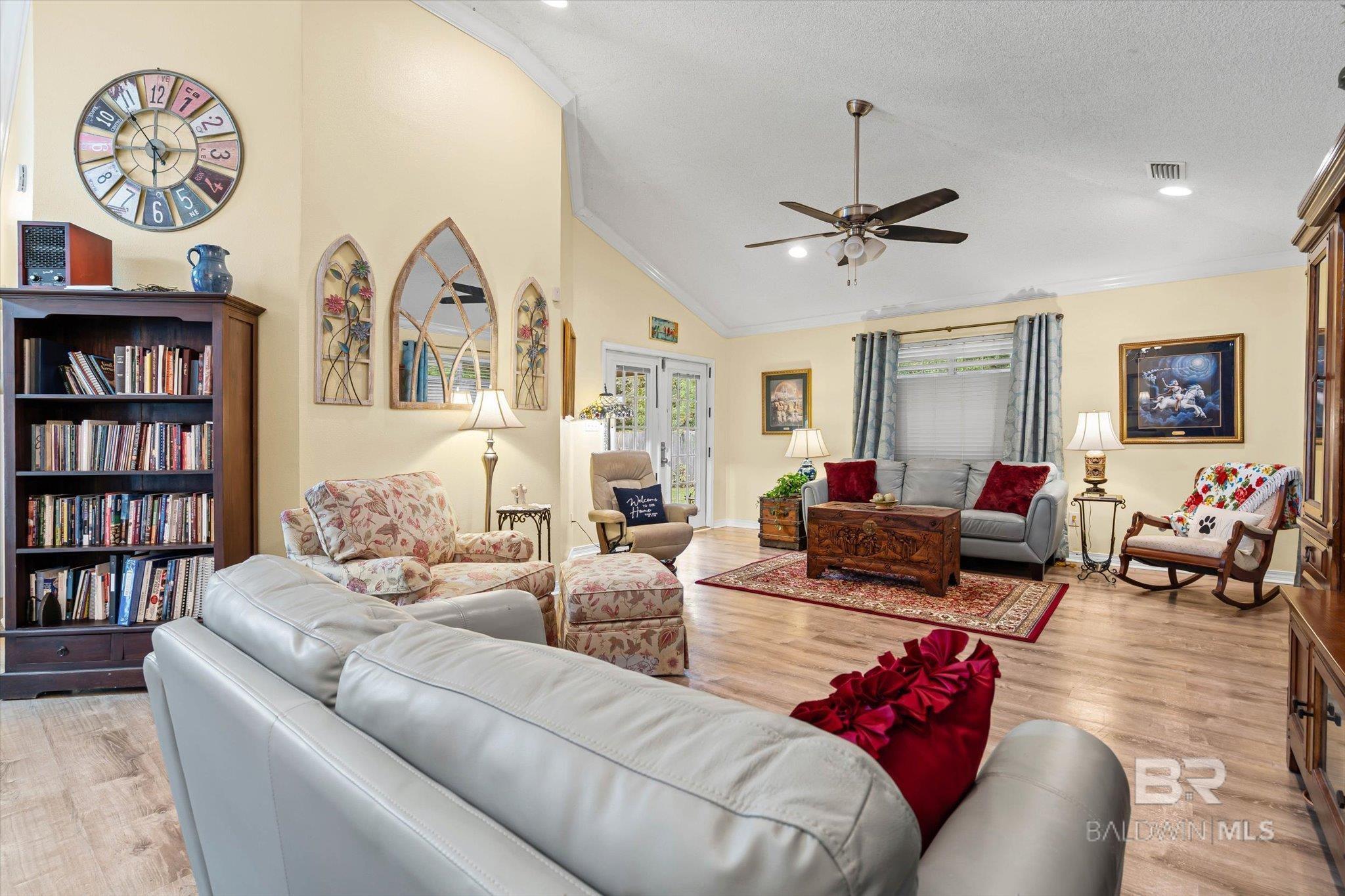 Image 4: Living Room