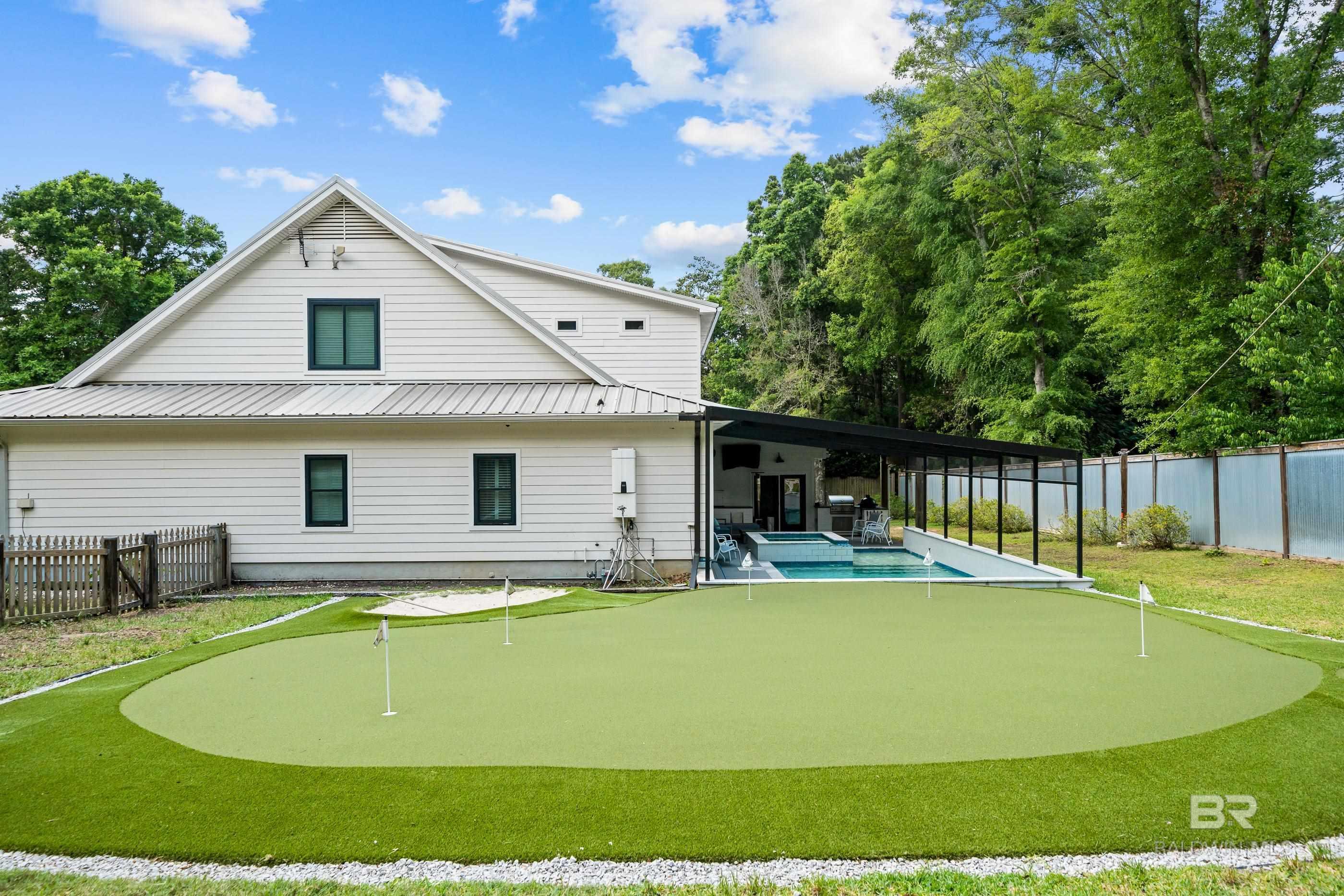 Image 2: 30' x 40' putting green!