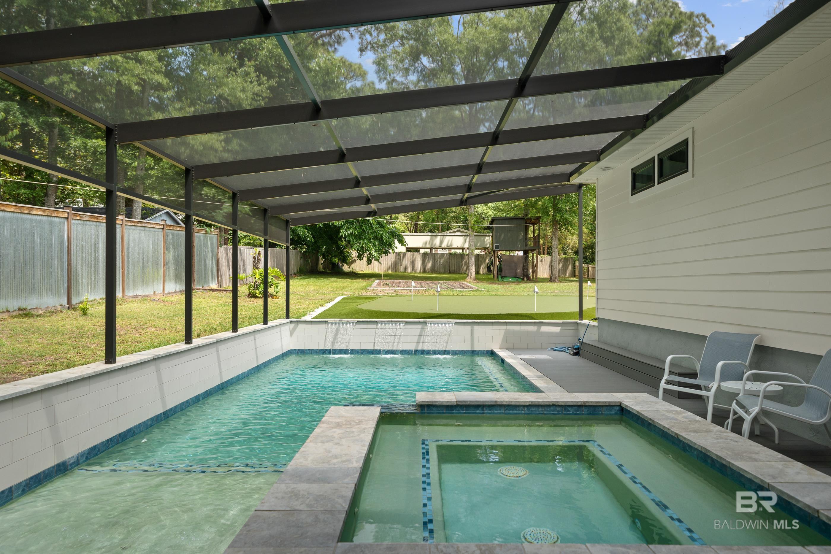 Image 3: Pool tanning ledge