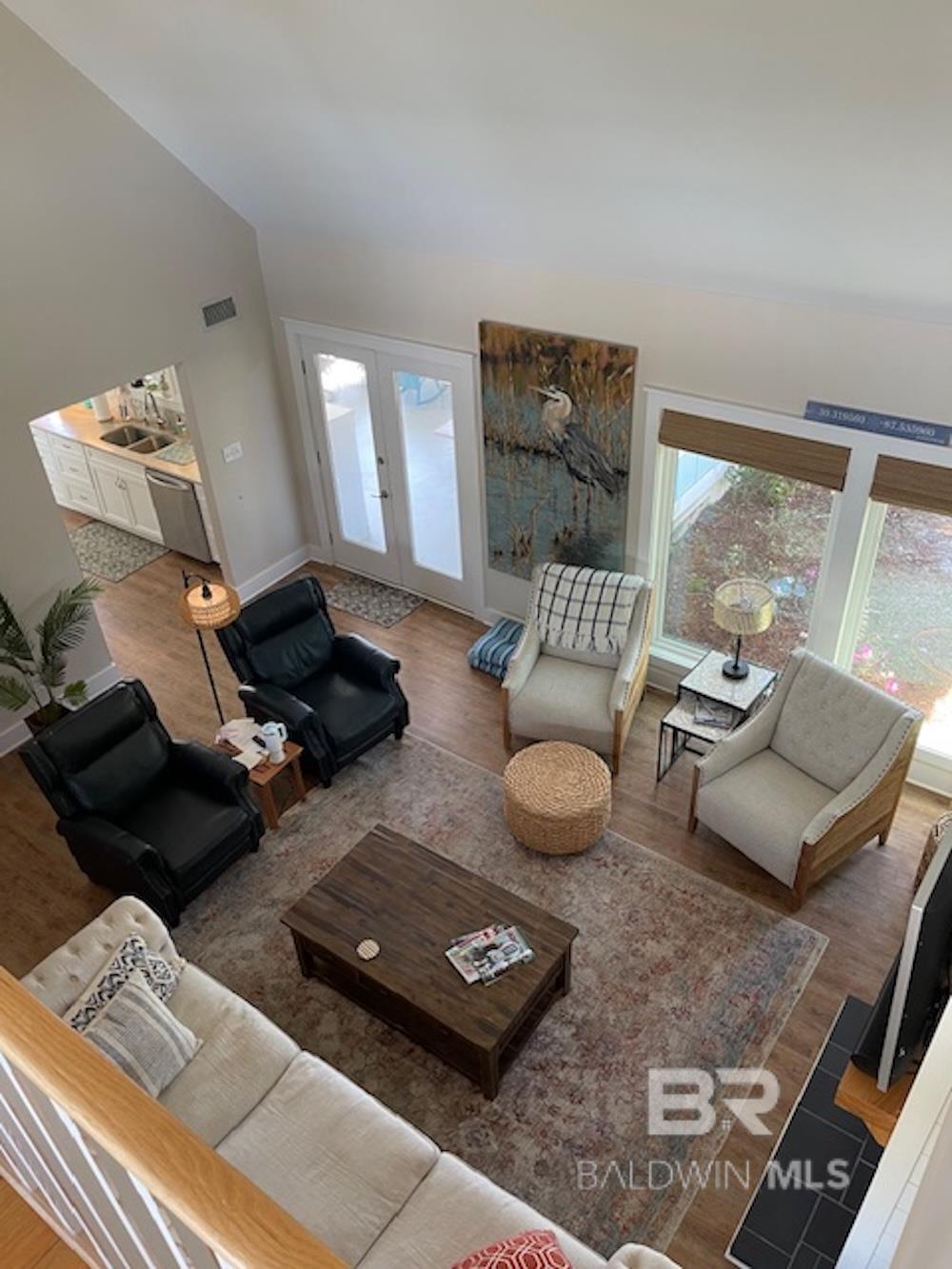 Image 4: Living Room