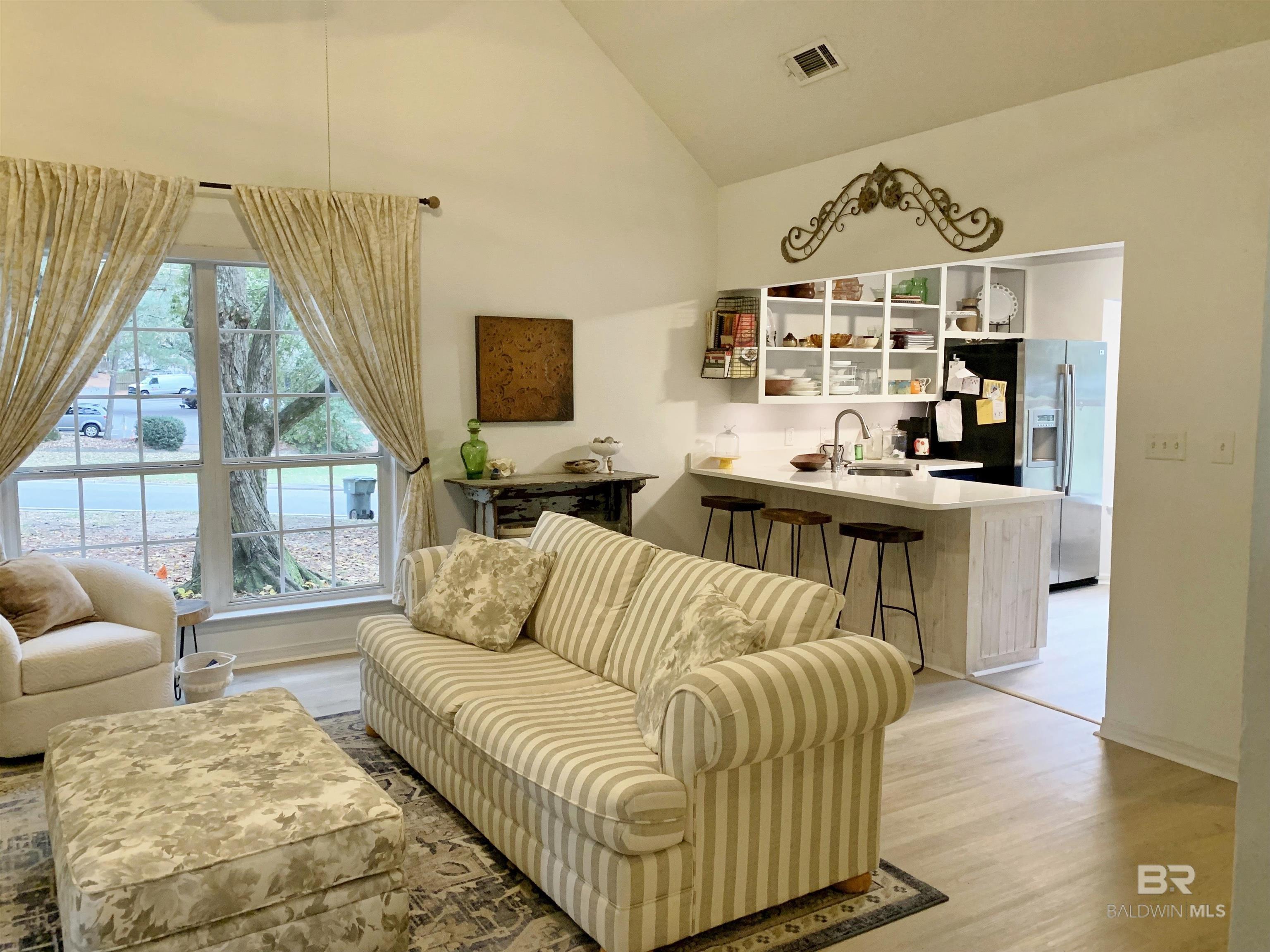 Image 4: Living Area