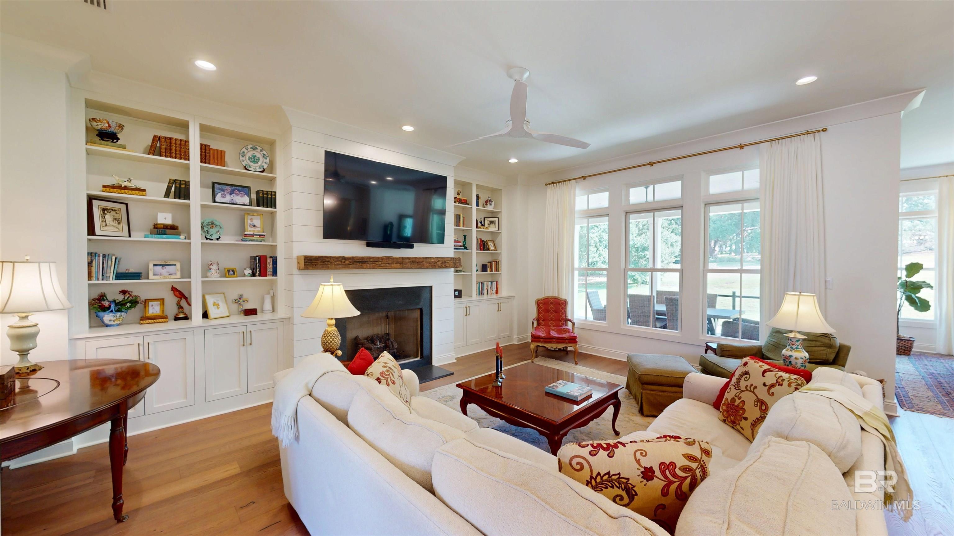 Image 4: Living Room