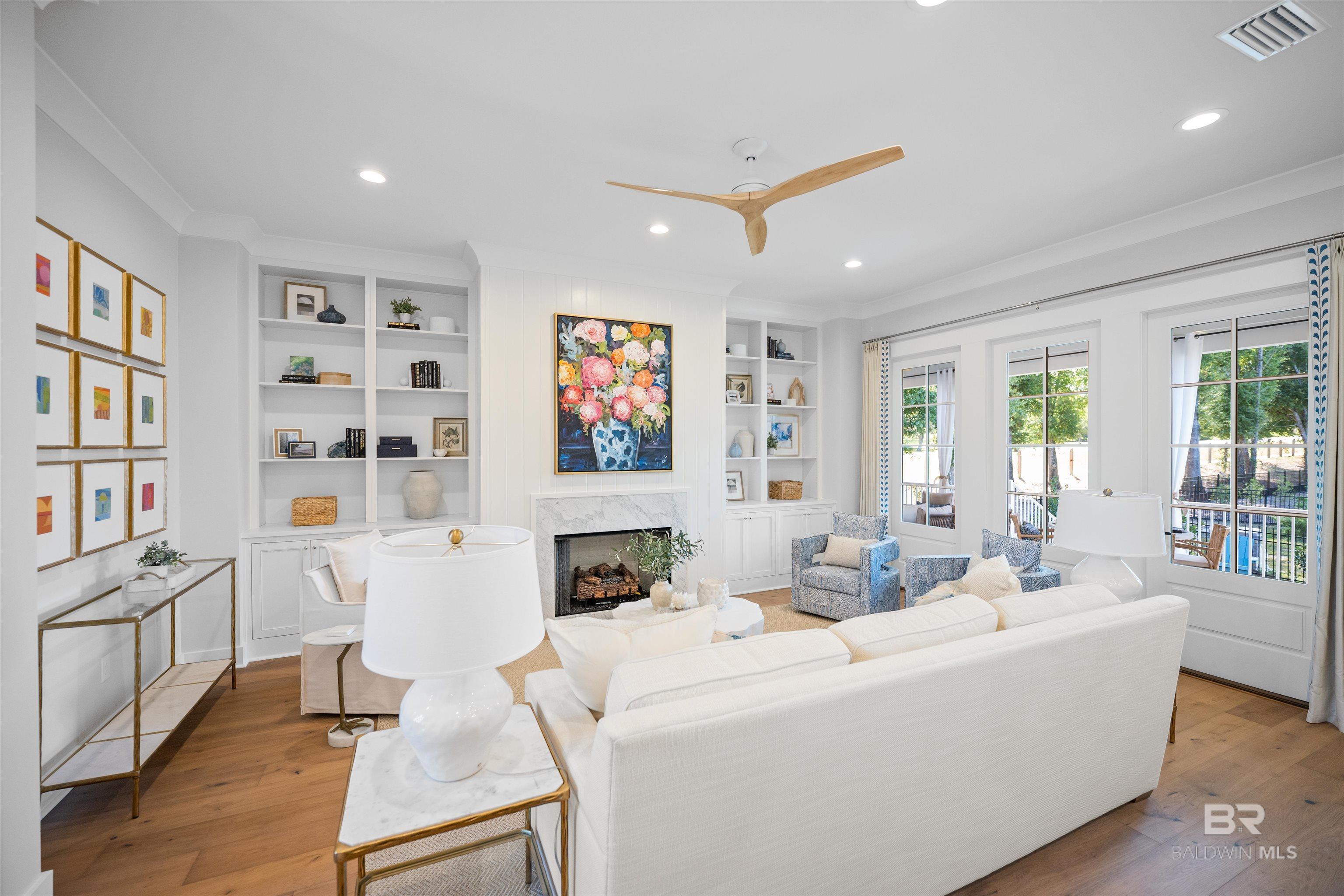 Image 4: Living Room