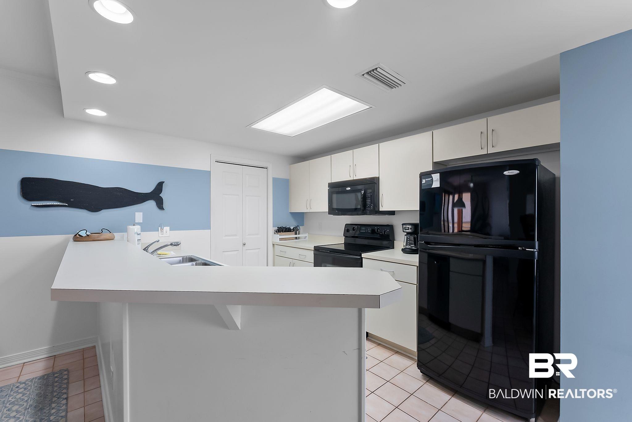 Image 4: Kitchen area