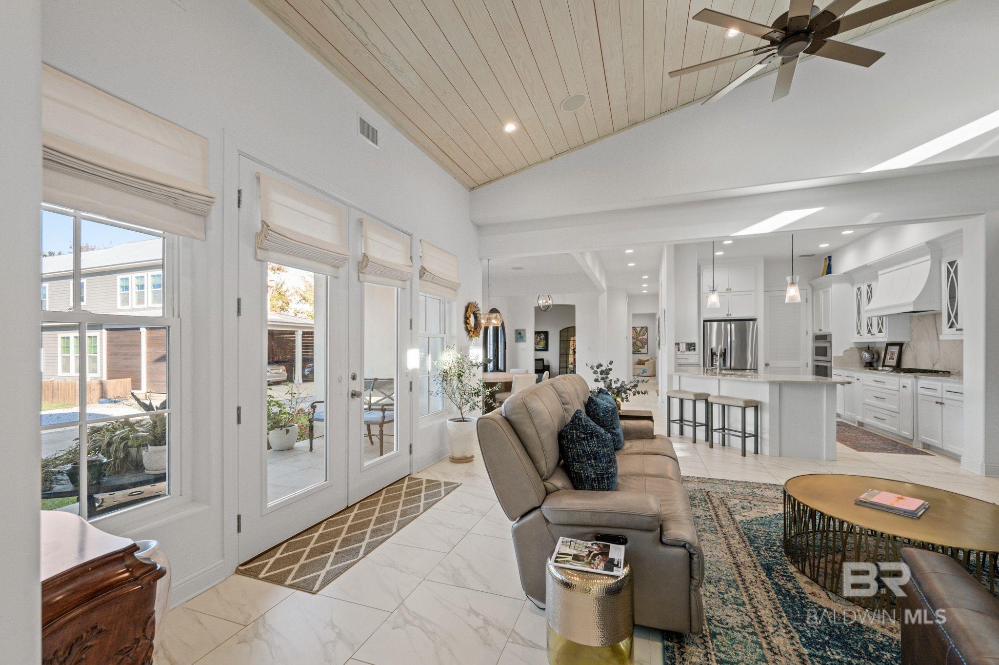 Image 4: Living Room