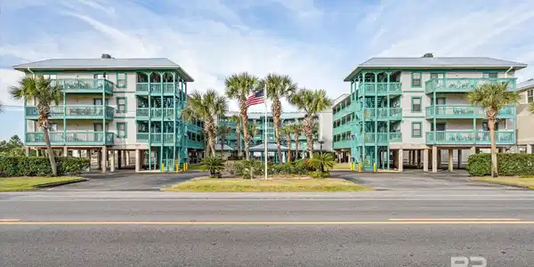 952 W Beach Boulevard