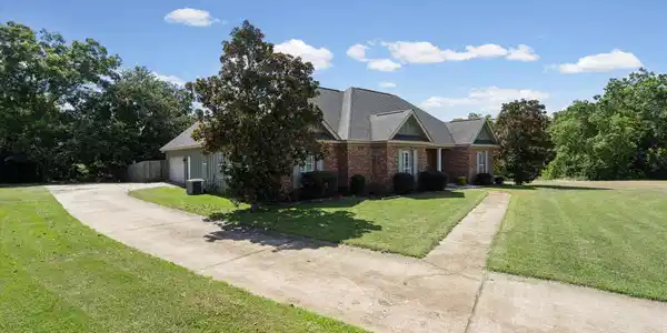 Image 4: Side Entry Garage