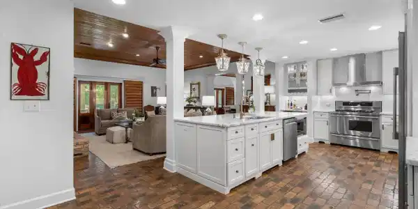 Image 3: Chef's kitchen