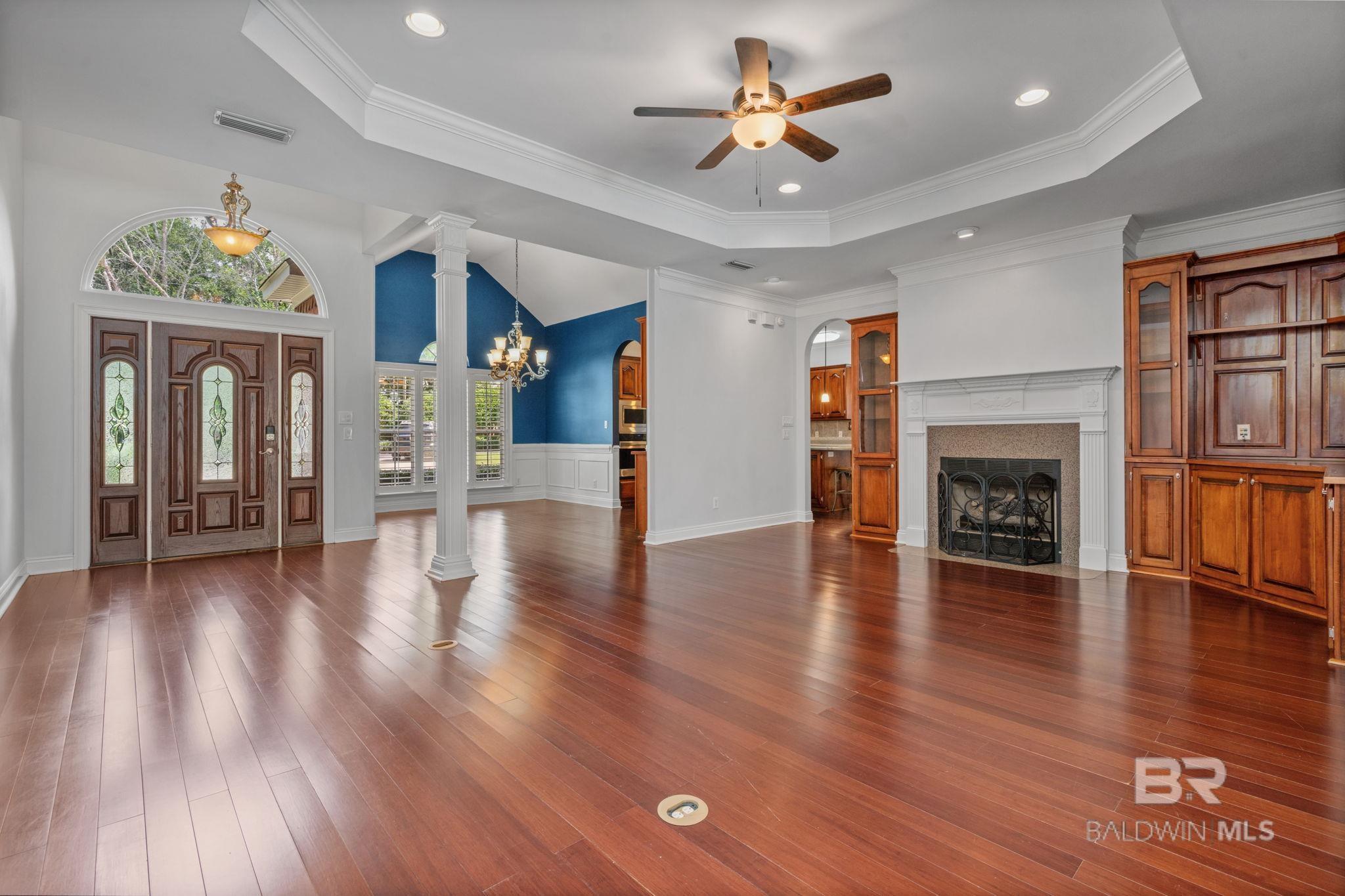 Image 4: Living Room