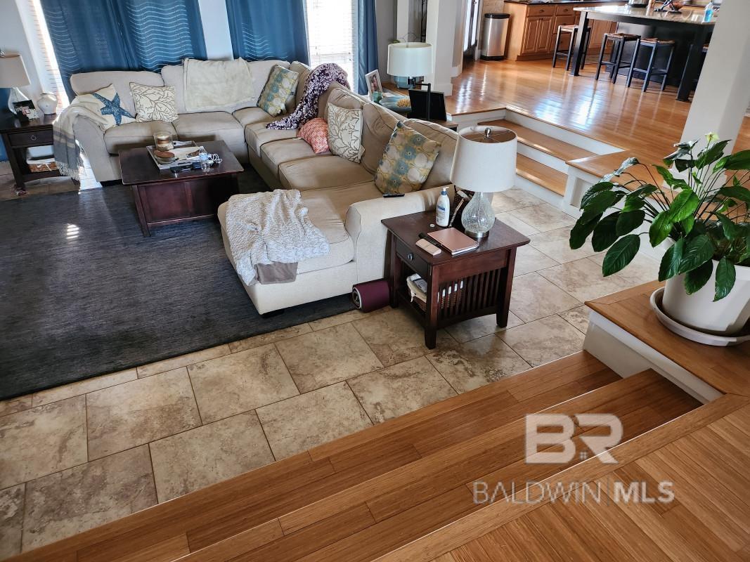 Image 4: Living Room