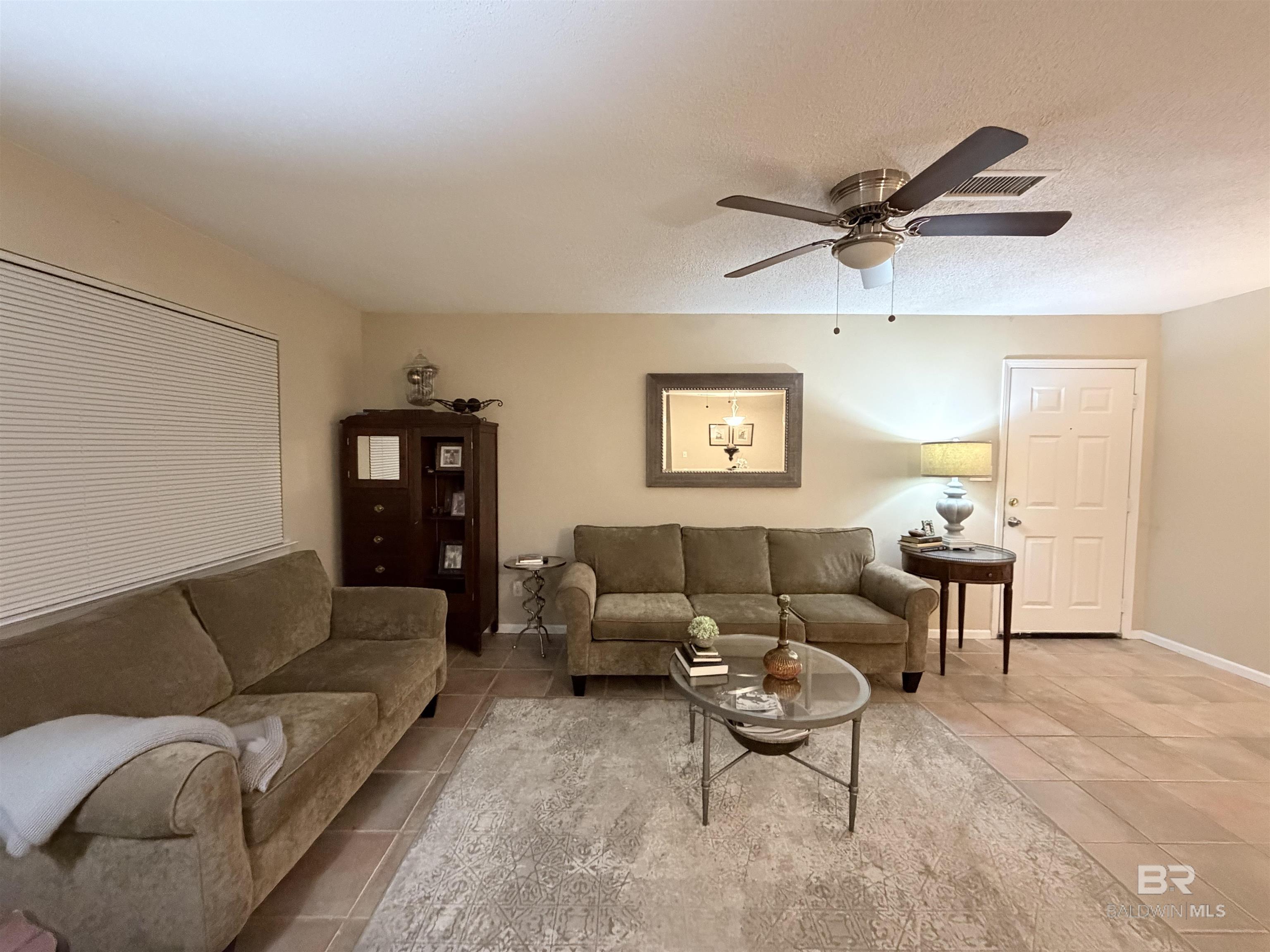 Image 4: Living Room
