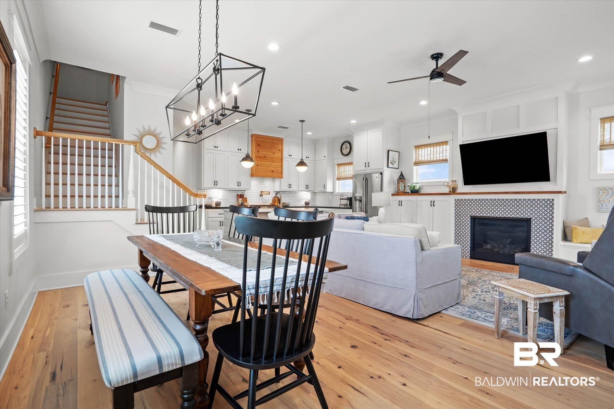 Image 4: Foyer to Living