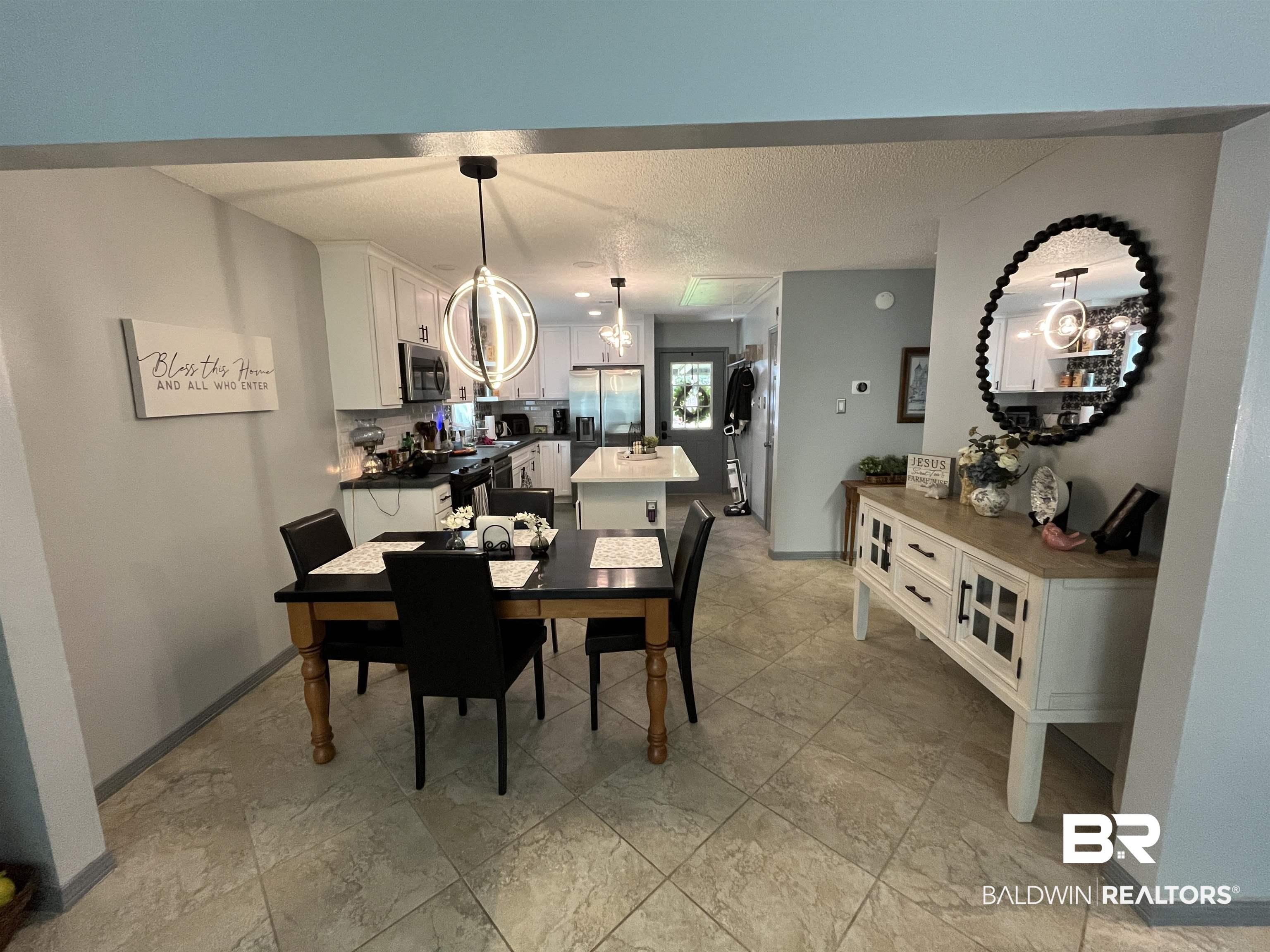 Image 4: Dining area