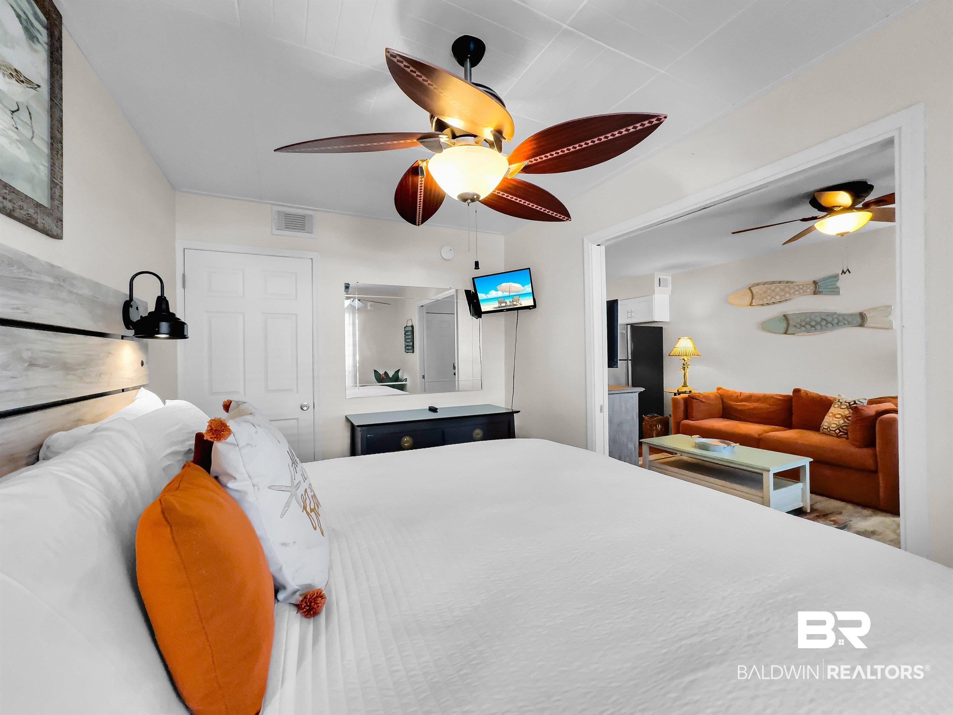 Image 4: Bedroom