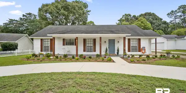 107 N Sandlewood Circle