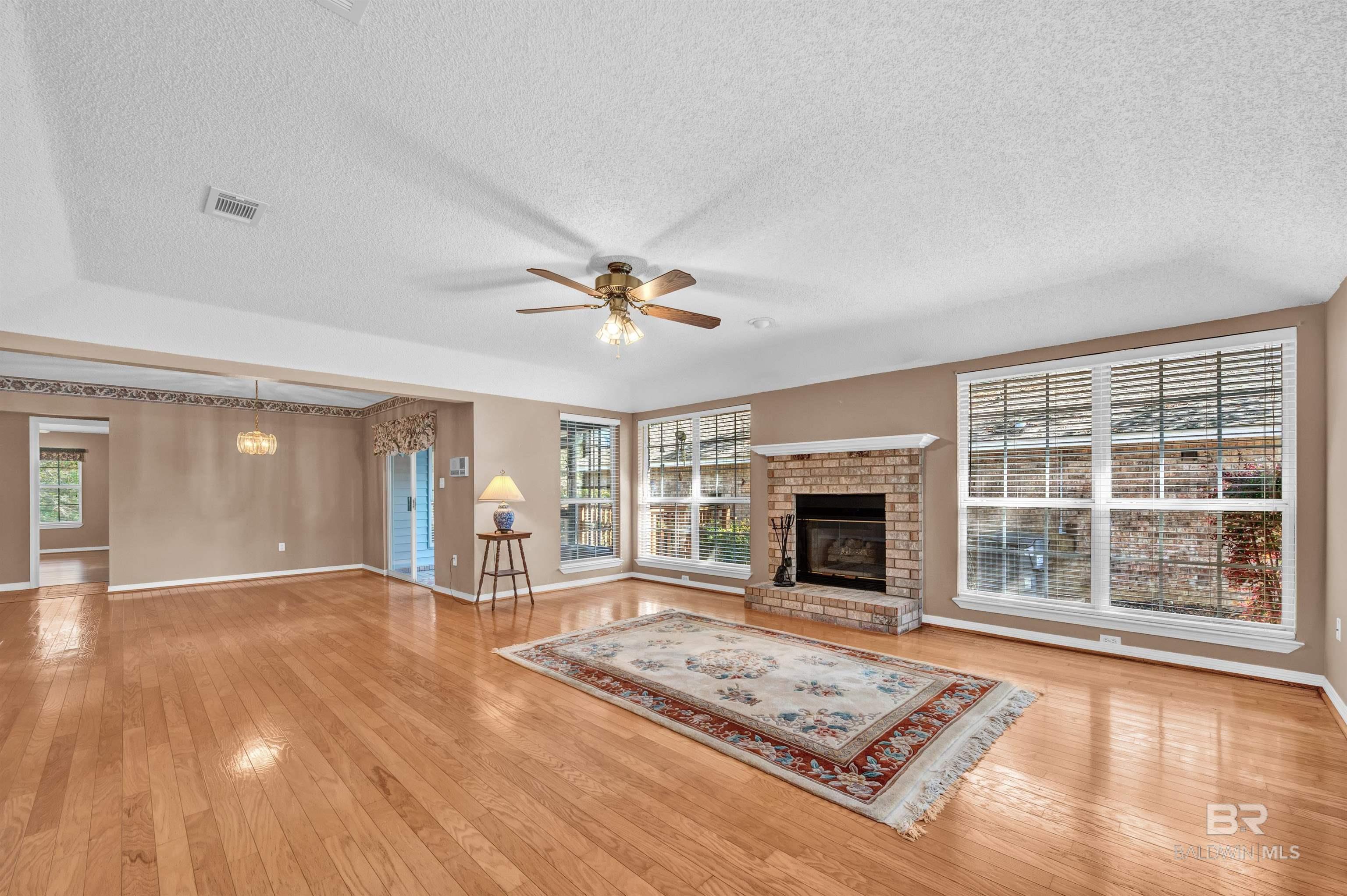 Image 4: Living Room