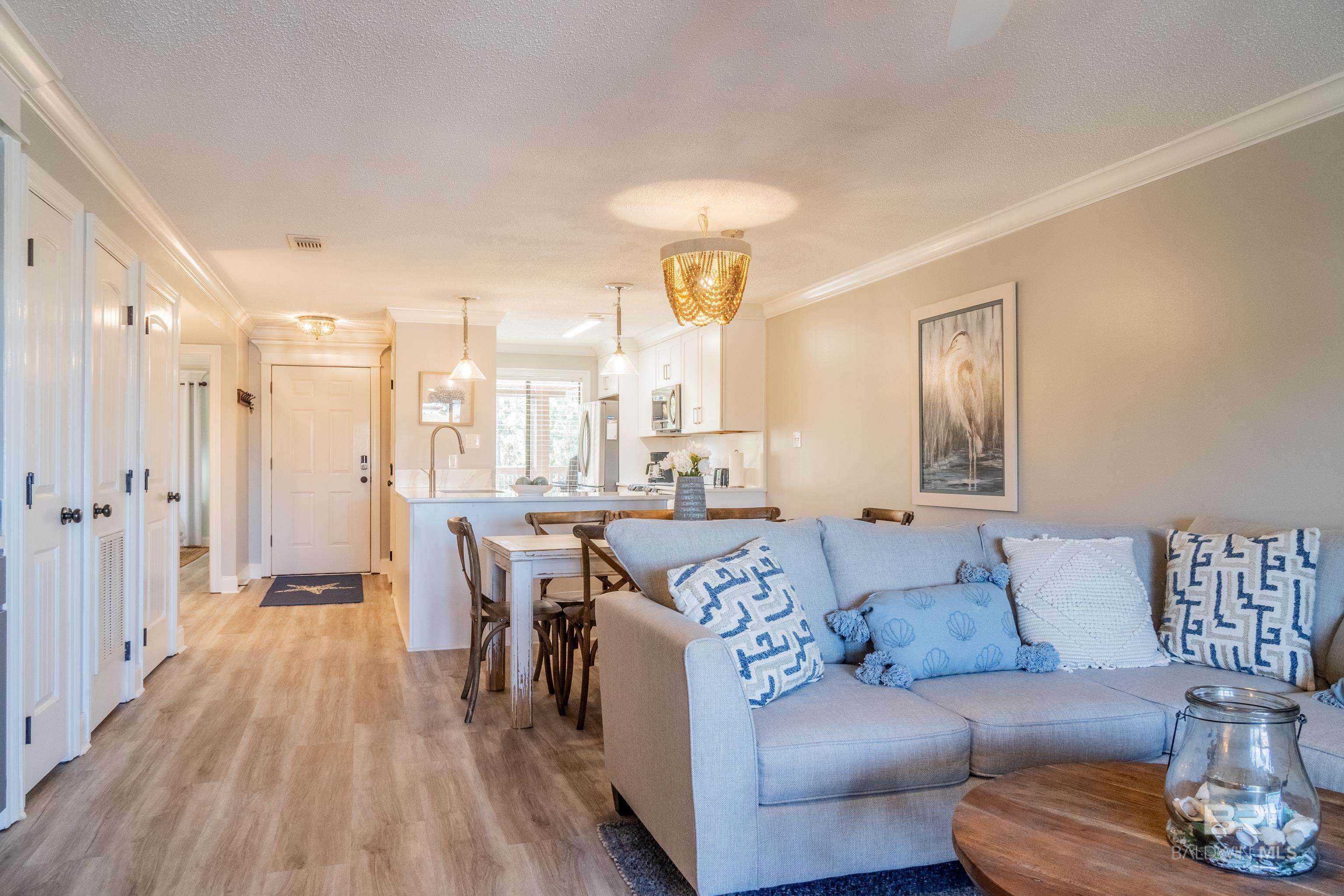 Image 4: Living Room